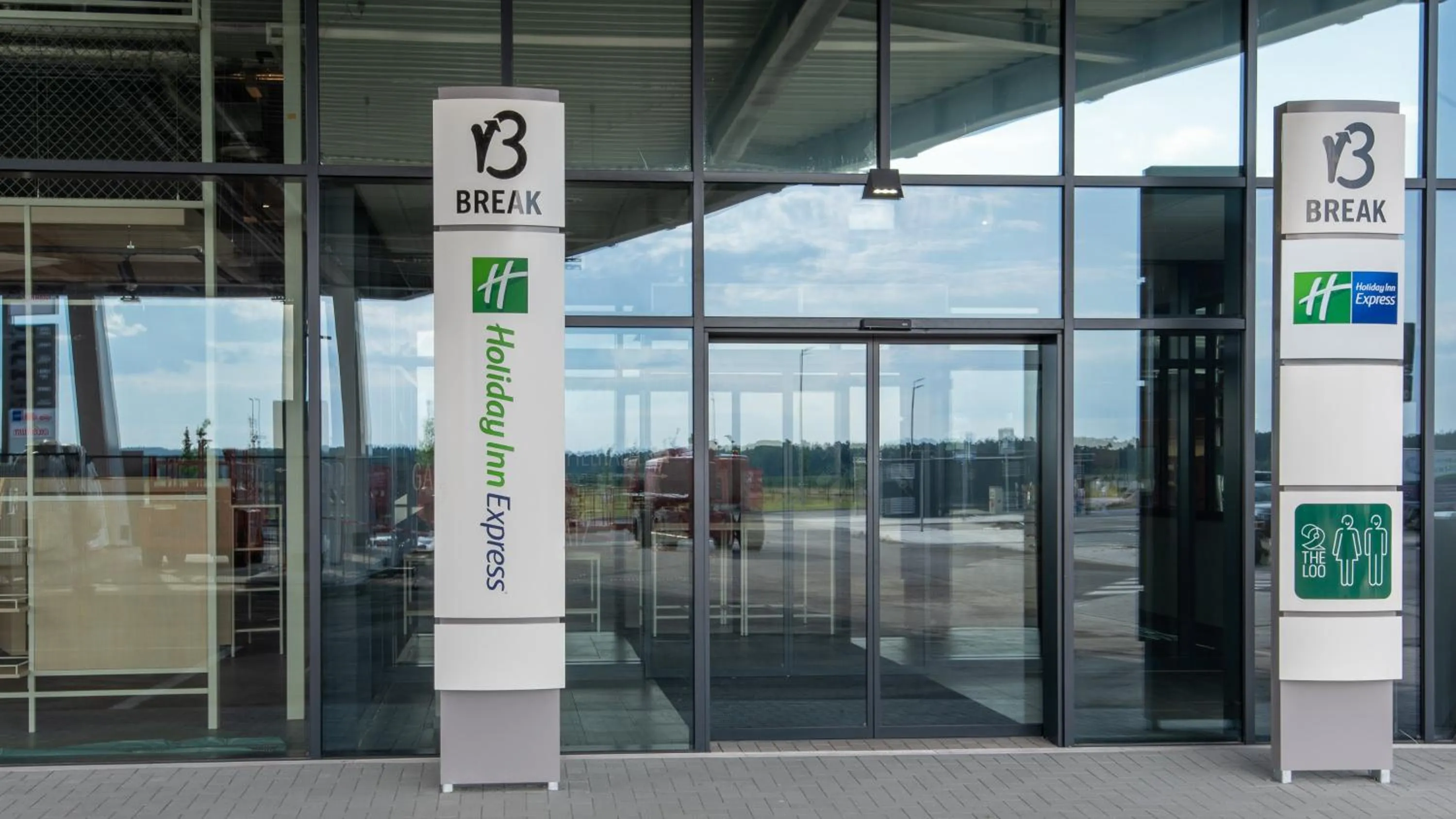 Property building in Holiday Inn Express - Hamburg South A7-AS42 by IHG