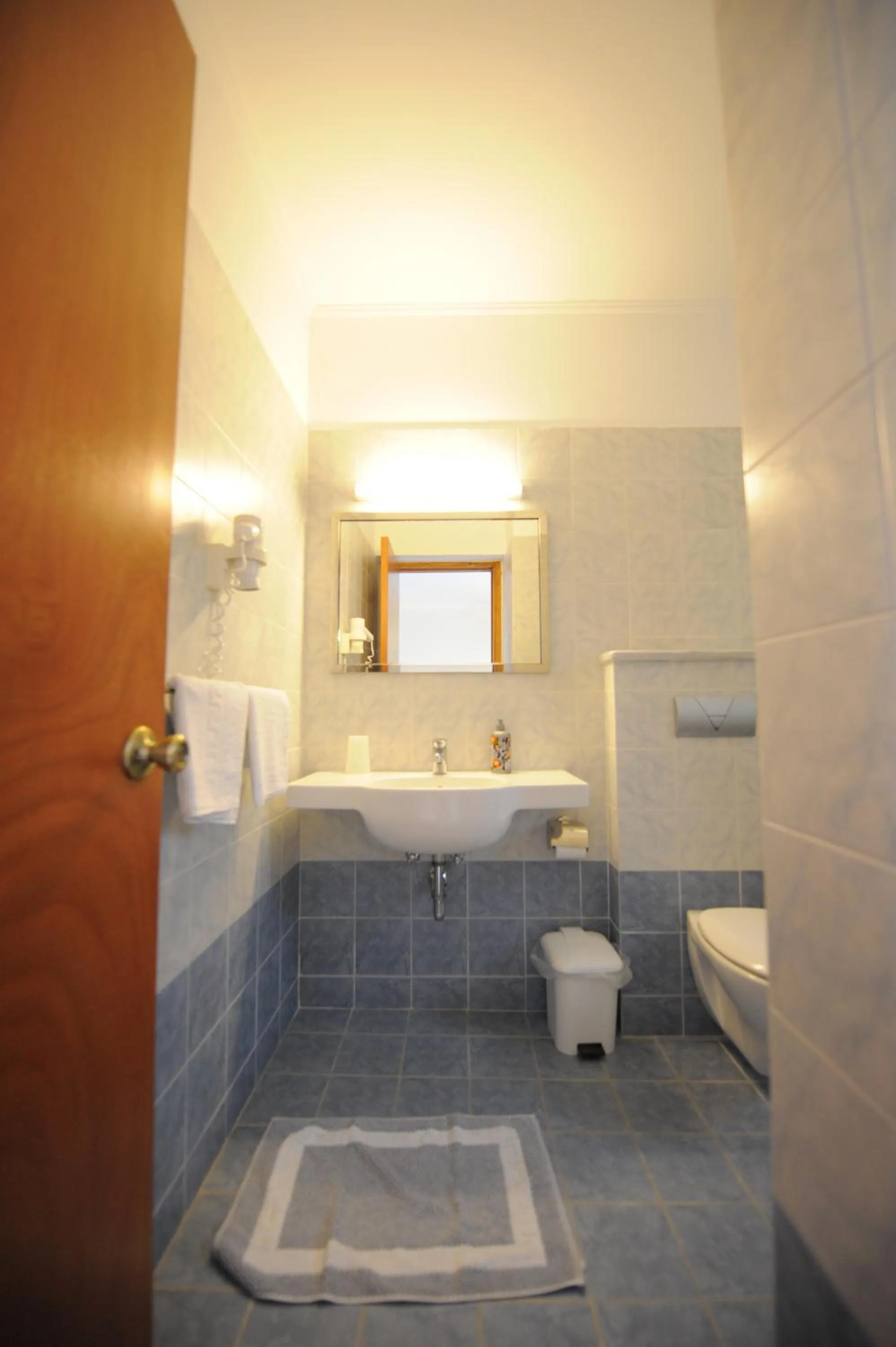 Bathroom in Golden View Studios