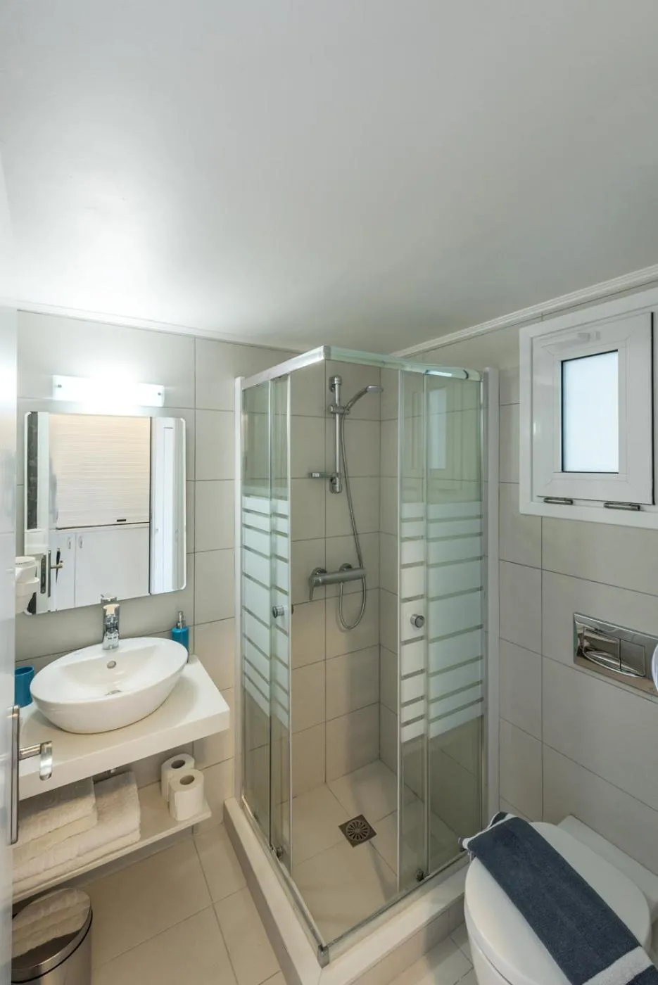 Bathroom in Golden View Studios