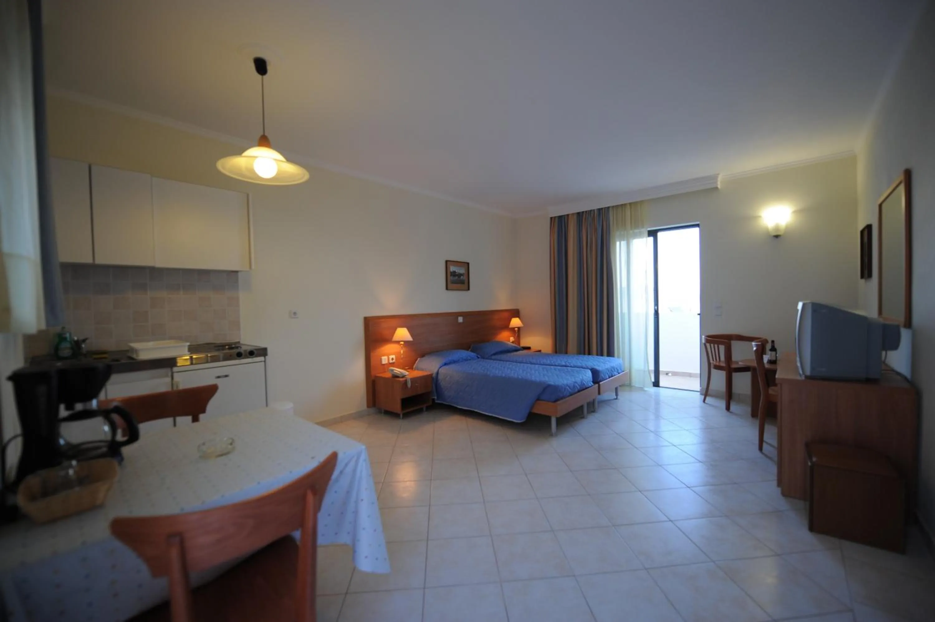 Photo of the whole room, Bed in Golden View Studios