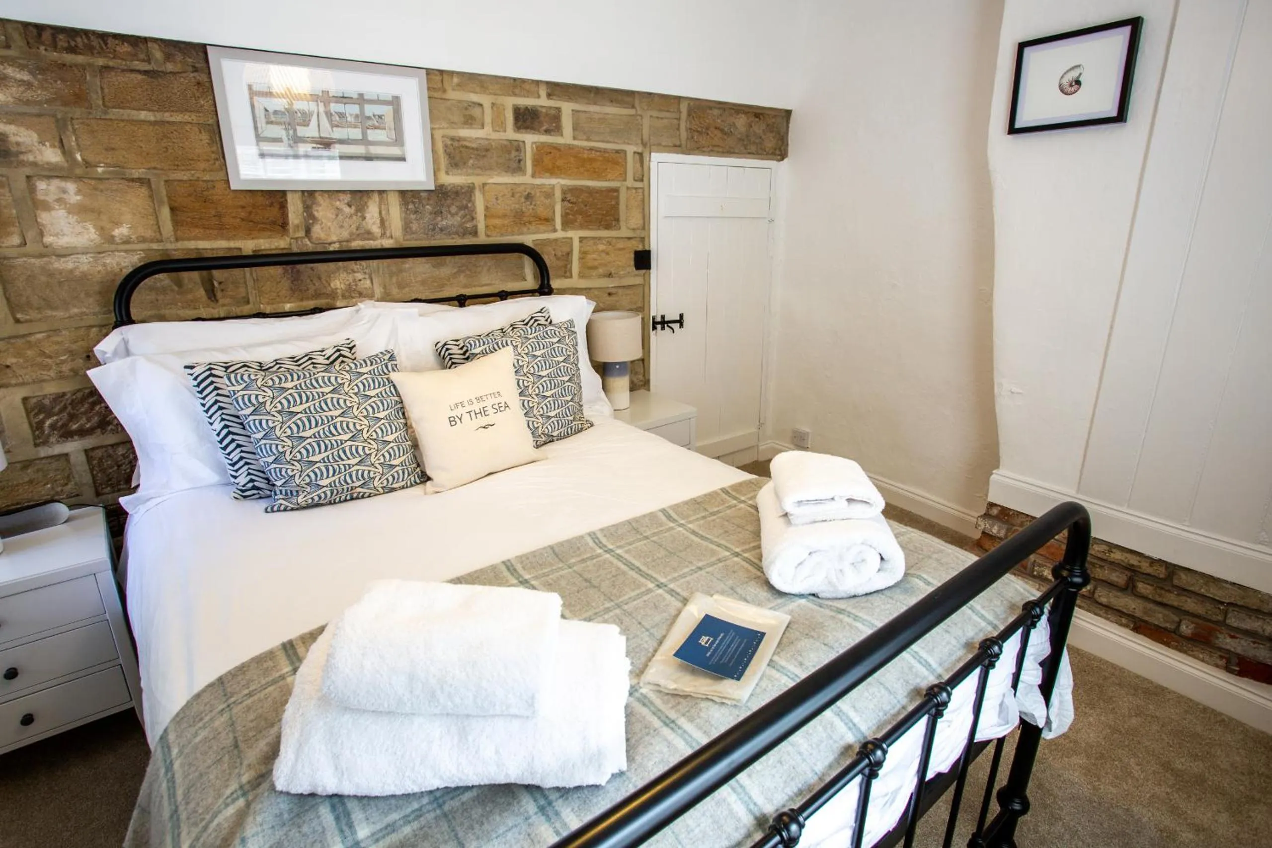 Bedroom, Bed in Whitby Boutique - Mast Cottage