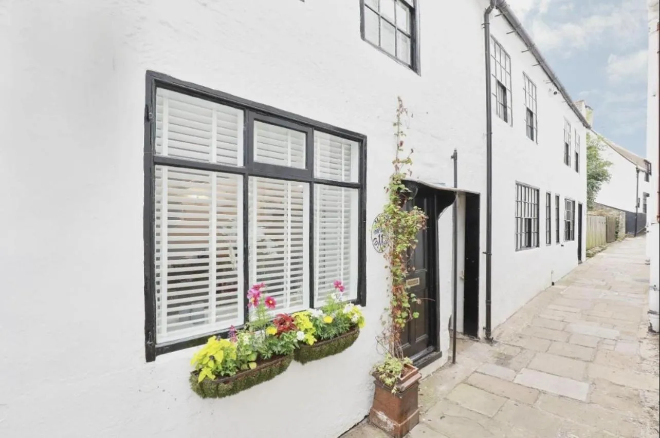 Property building in Whitby Boutique - Mast Cottage