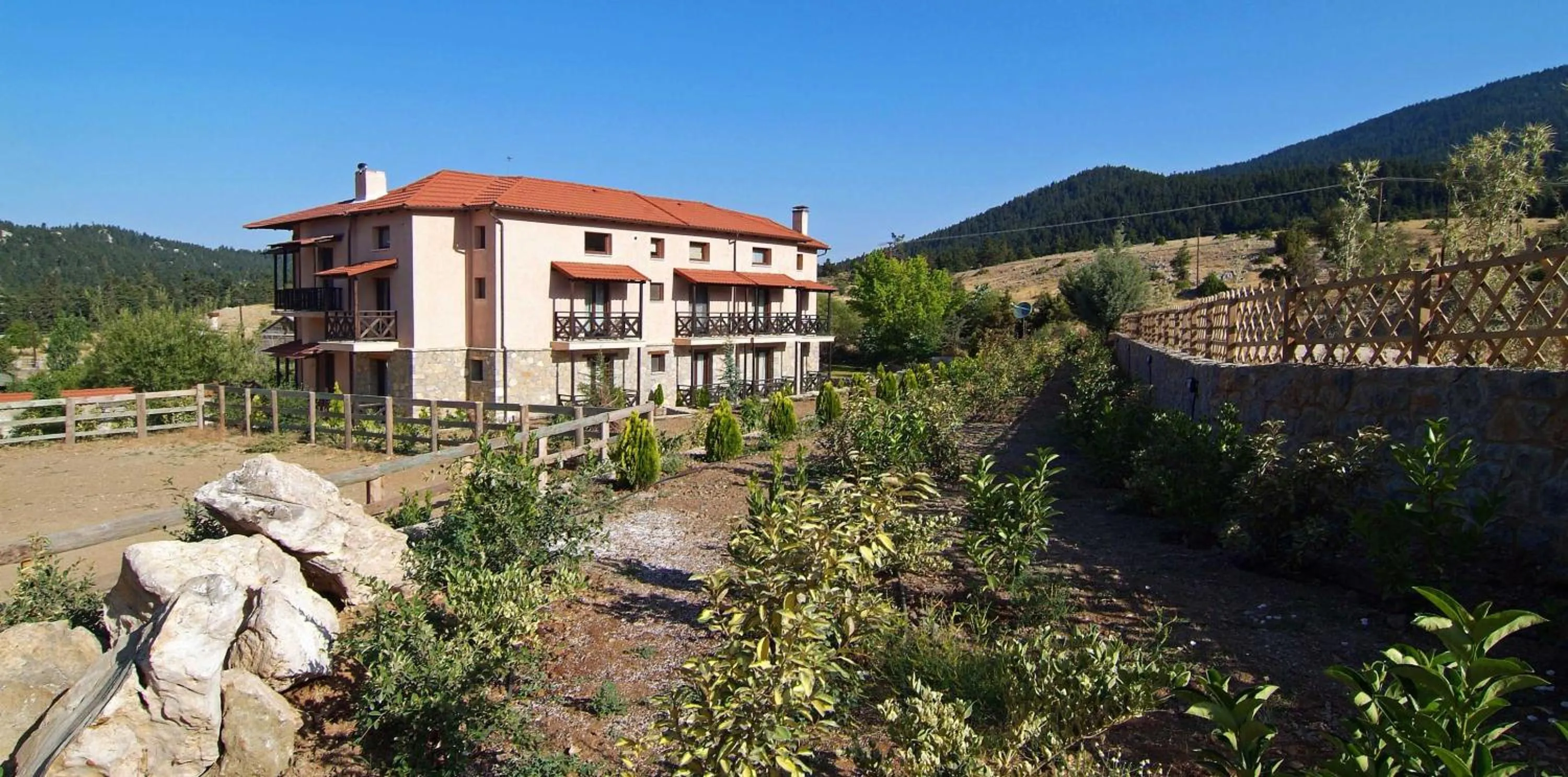 Garden in Boutique Hotel Skamnos Arachova