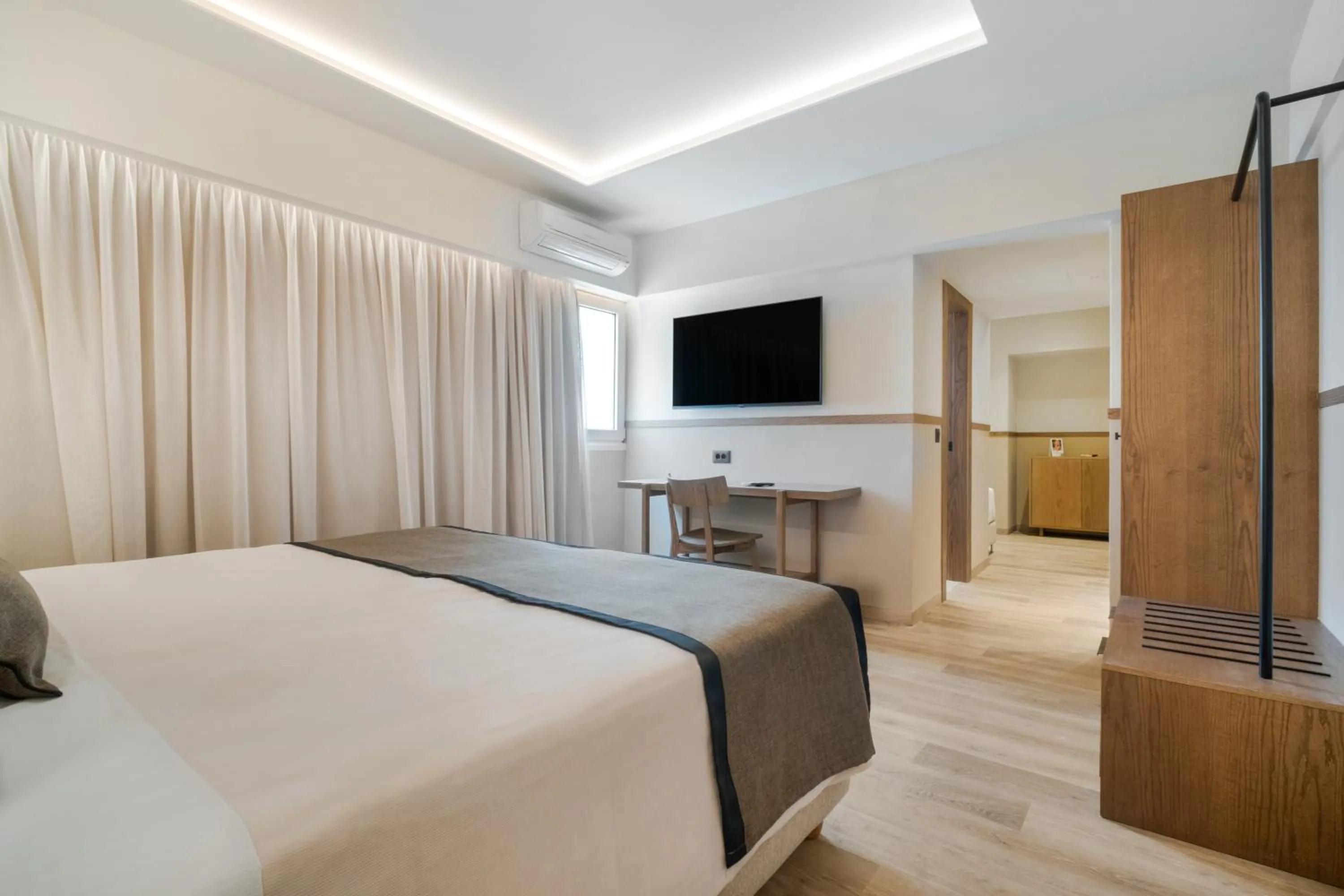 TV and multimedia, Bed in Capsis Astoria Heraklion