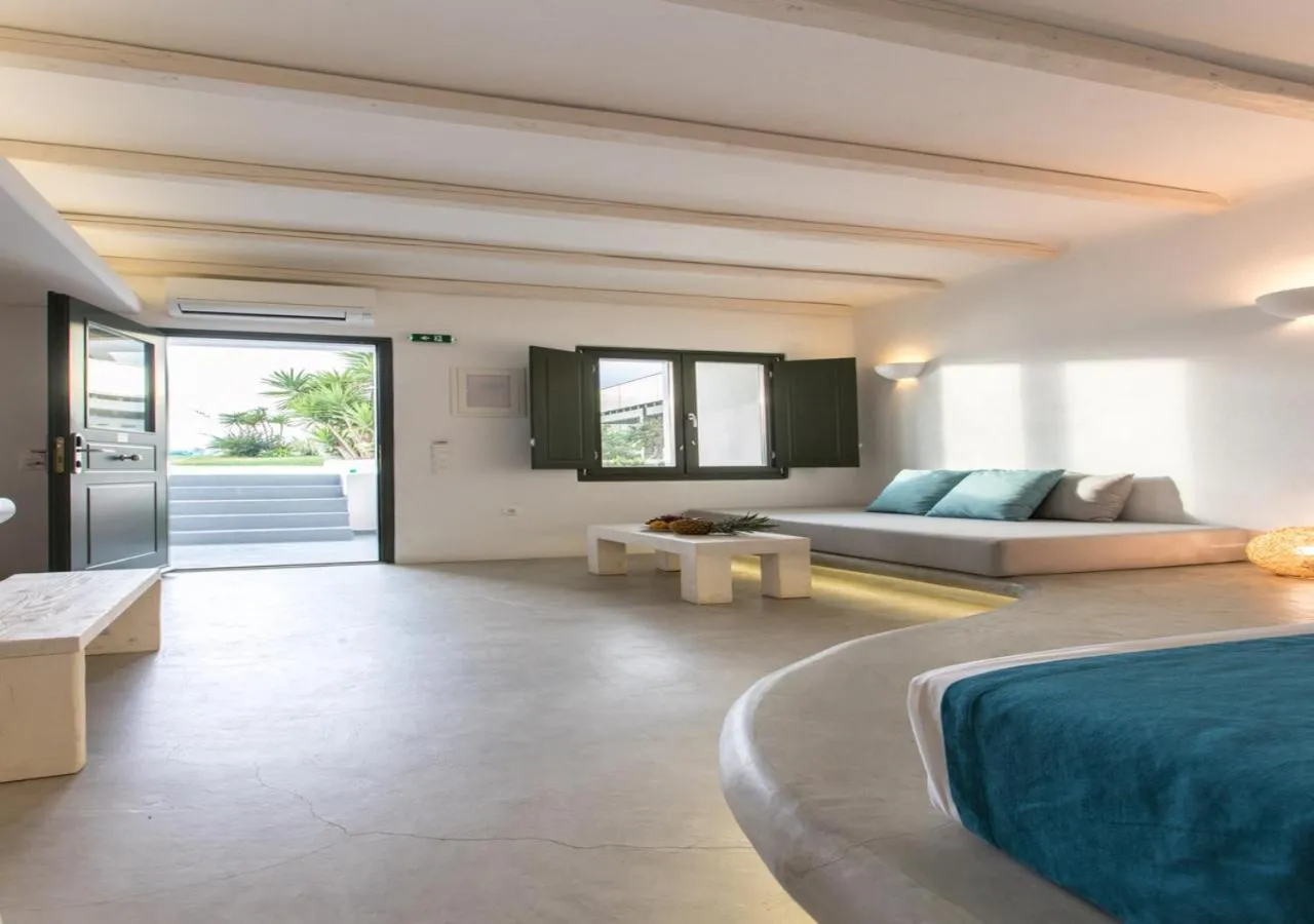 Photo of the whole room, Bed in Princess Of Naxos