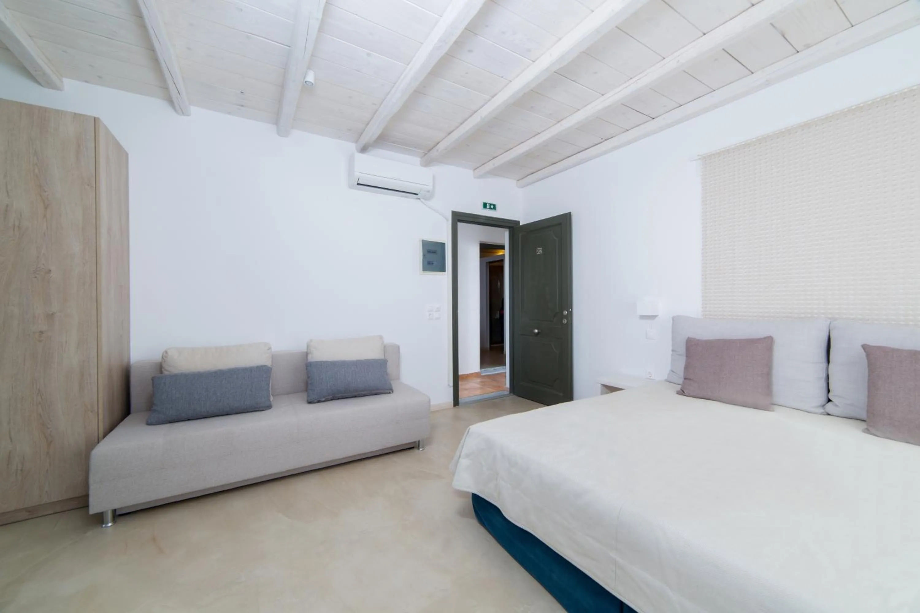 Photo of the whole room, Bed in Princess Of Naxos