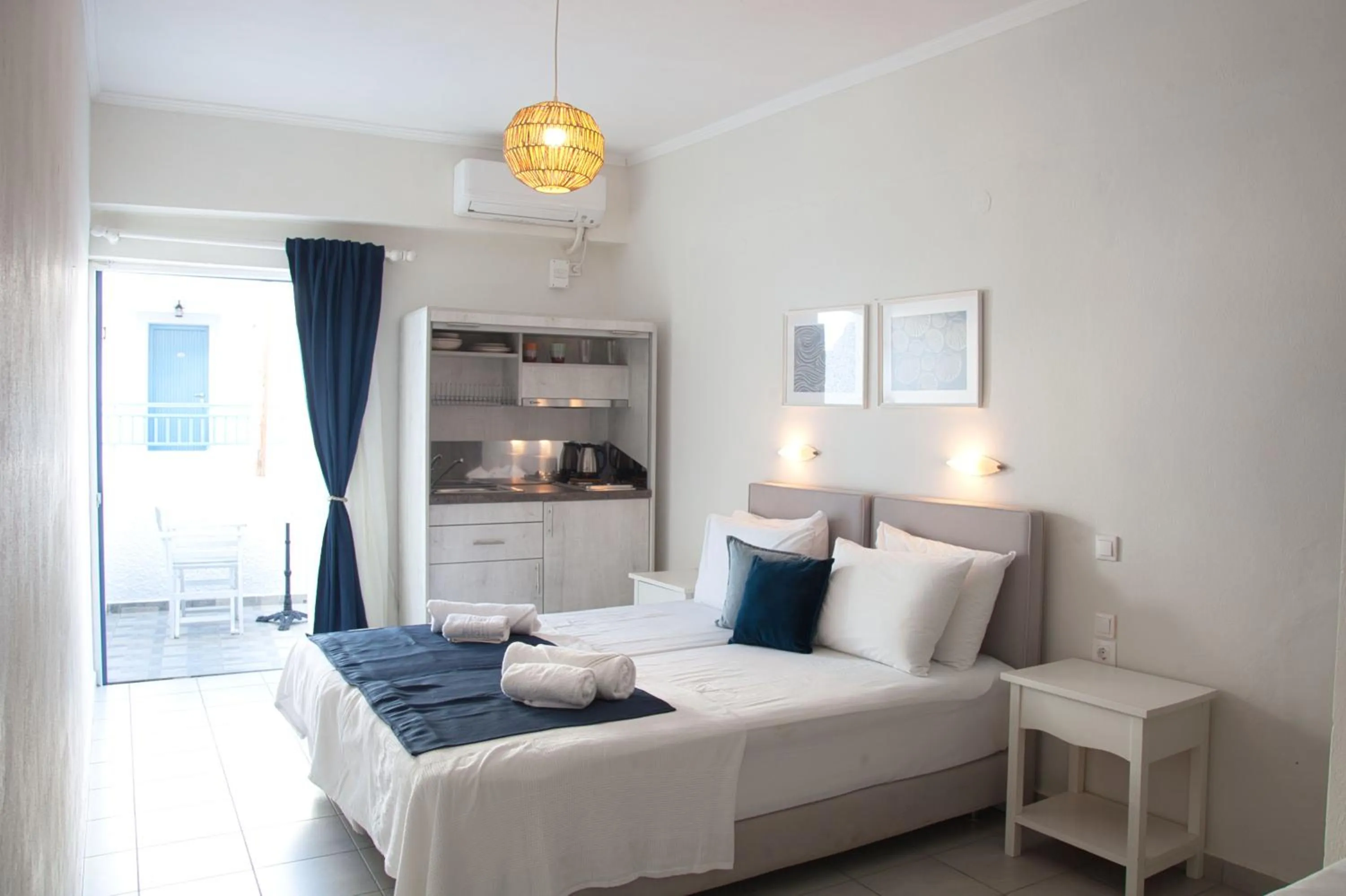 Kitchen or kitchenette, Bed in The Milos