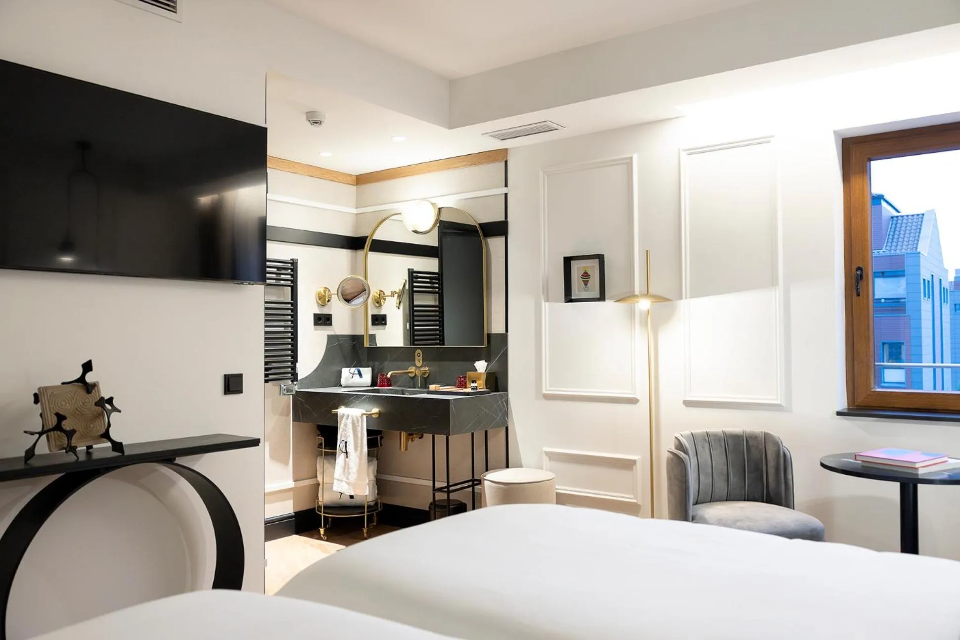 Bathroom, Bed in Palacio Arriluce Hotel - The Leading Hotels of the World