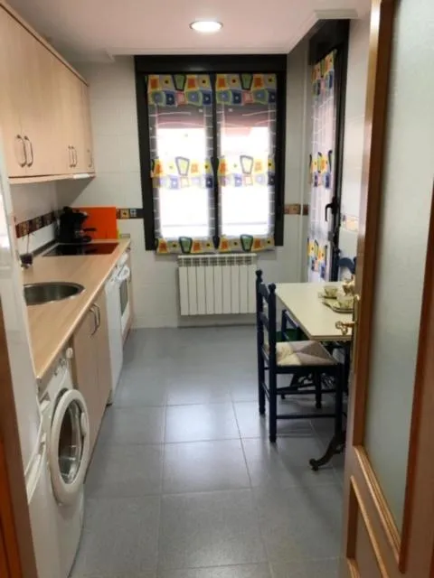 Kitchen or kitchenette in Logroño: Piso con Garaje y Piscina.