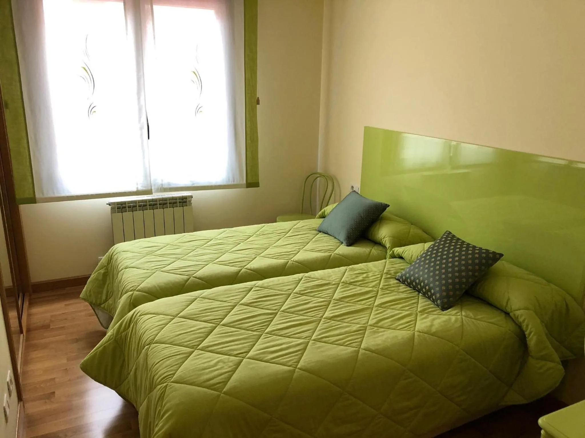 Bed in Logroño: Piso con Garaje y Piscina.