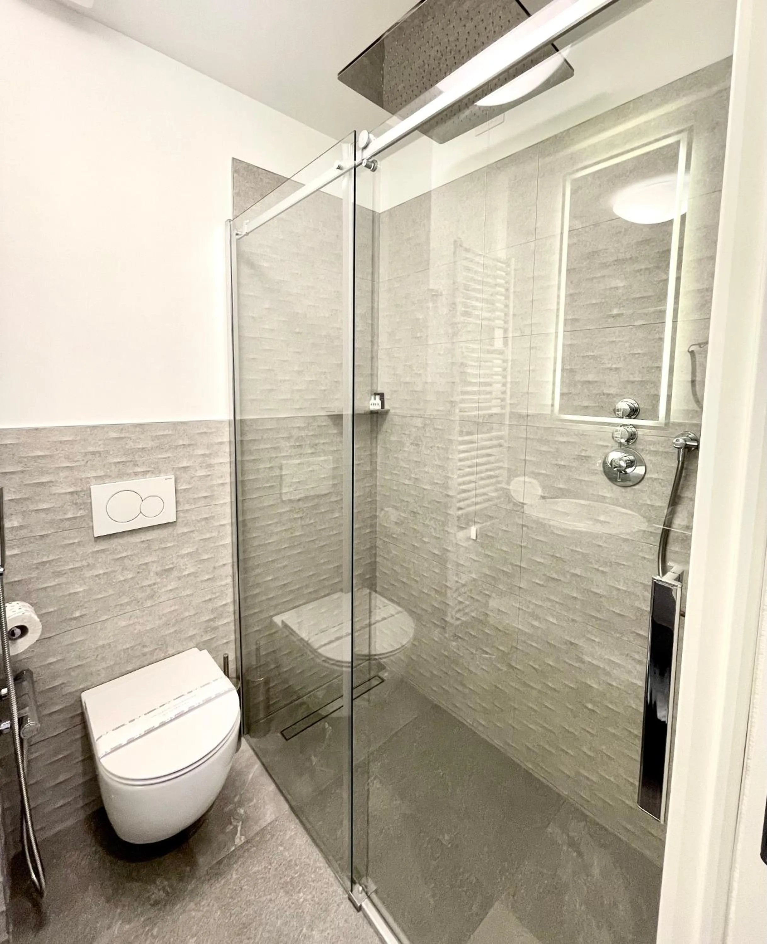 Shower in Le Muraine