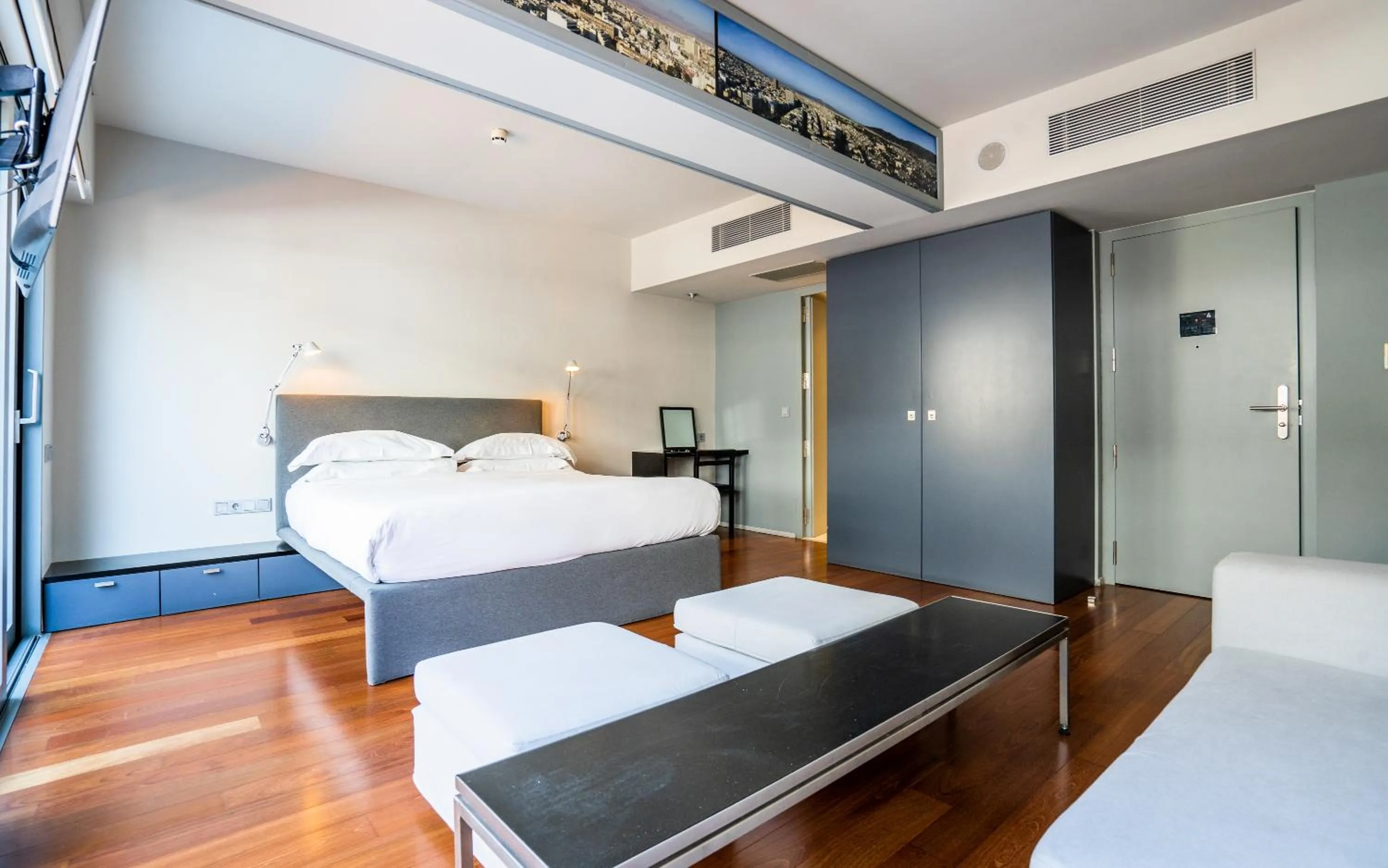 Photo of the whole room, Bed in Periscope