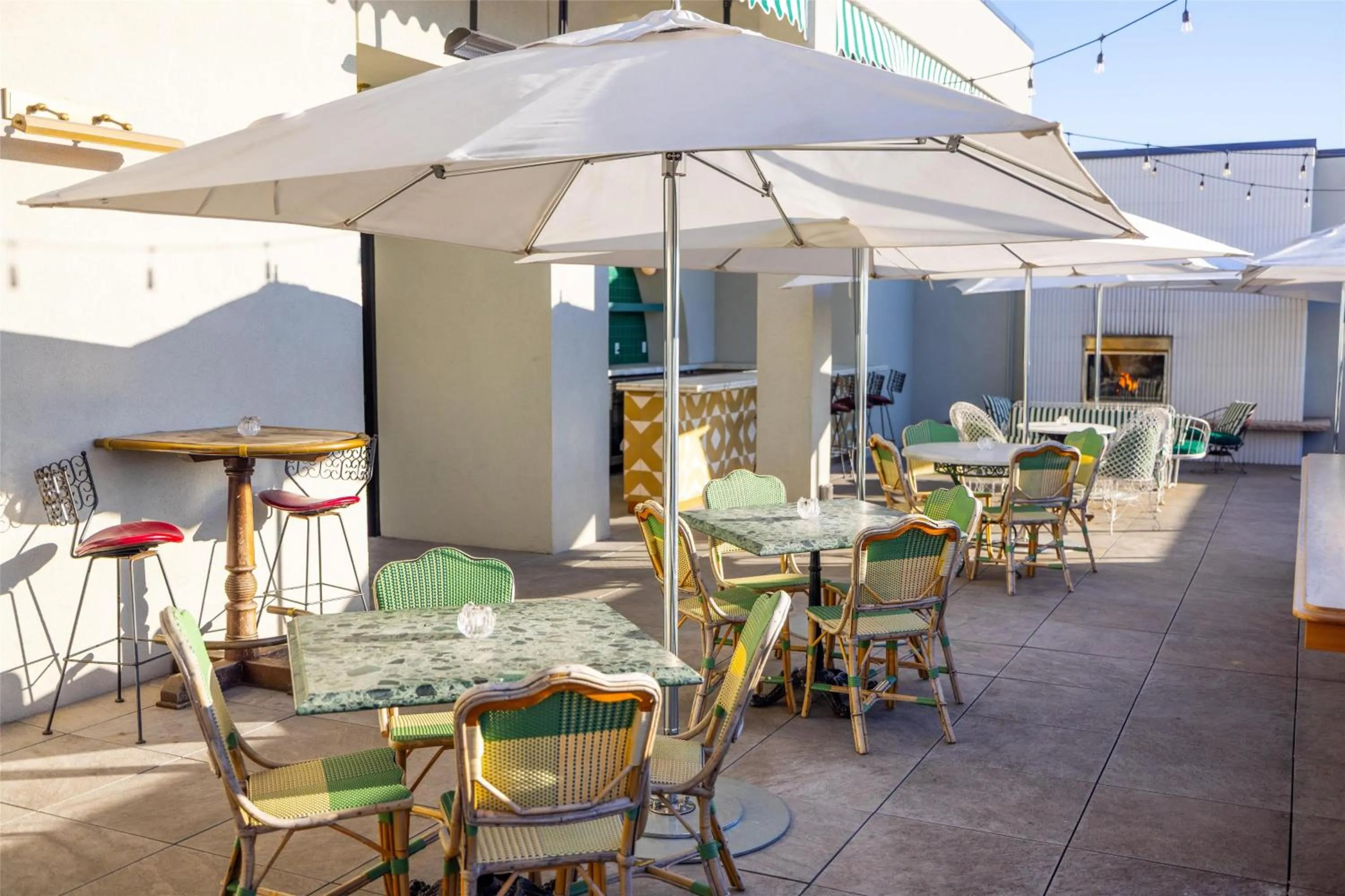 Lounge or bar in Hotel Genevieve, part of JdV by Hyatt