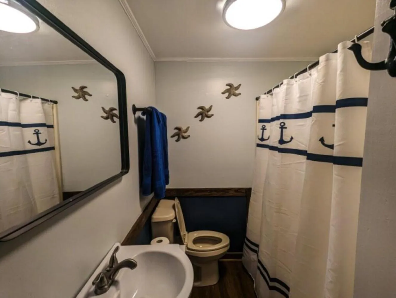 Shower in Bells Marina & Fishing Resort - Santee Lake Marion by I95 - Family Adventure, Pets on Request!