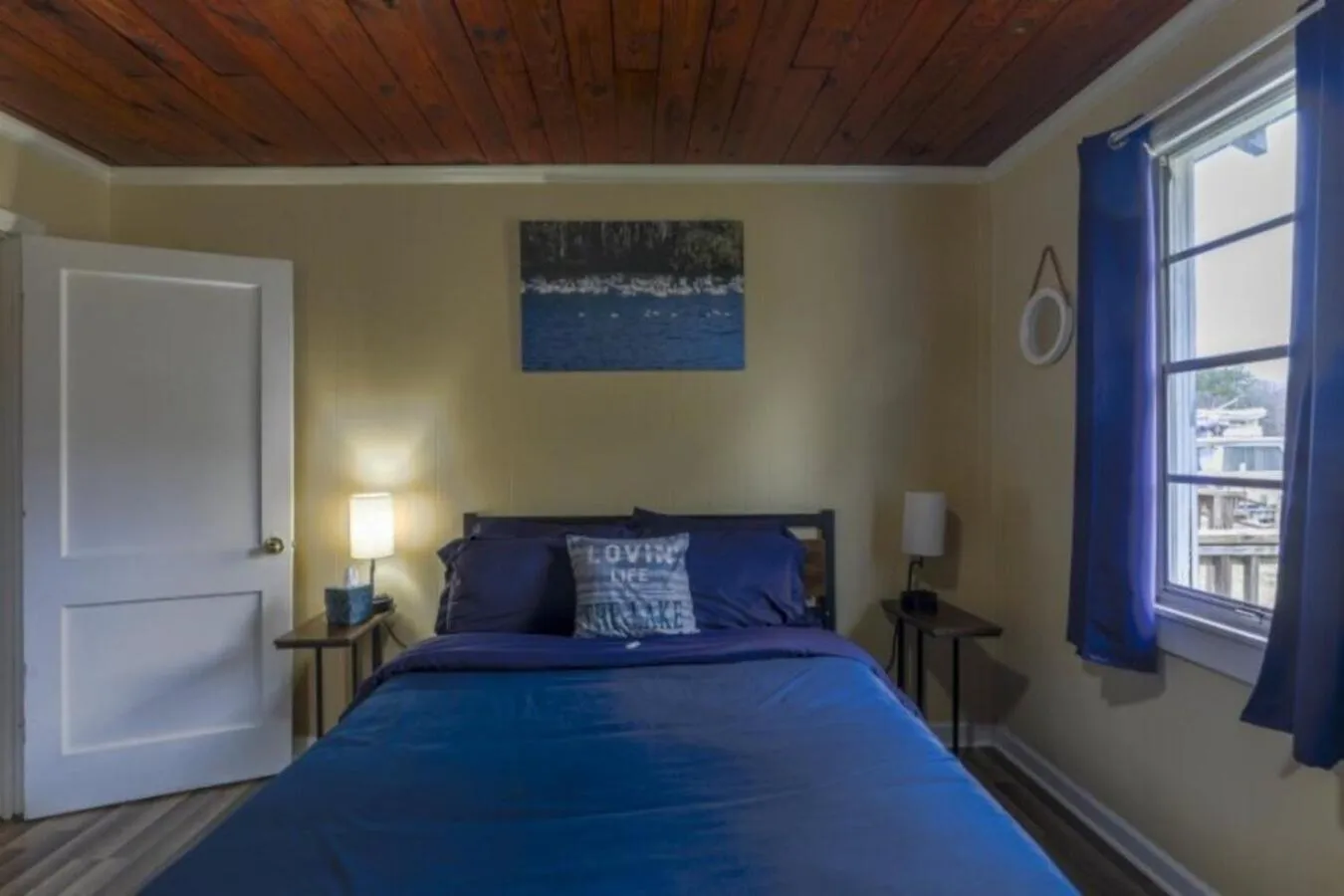 Bed in Bells Marina & Fishing Resort - Santee Lake Marion by I95 - Family Adventure, Pets on Request!