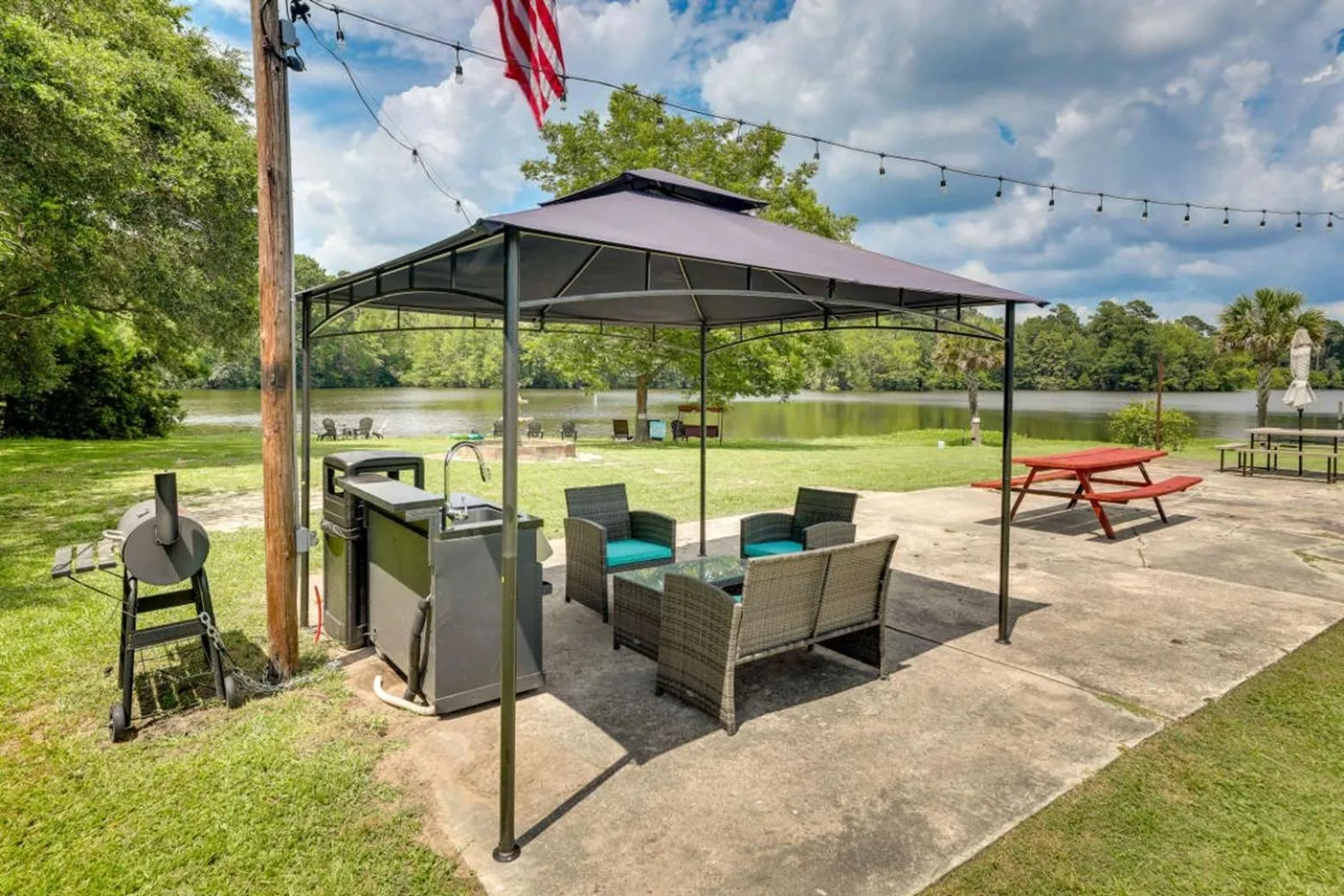 Patio in Bells Marina & Fishing Resort - Santee Lake Marion by I95 - Family Adventure, Pets on Request!