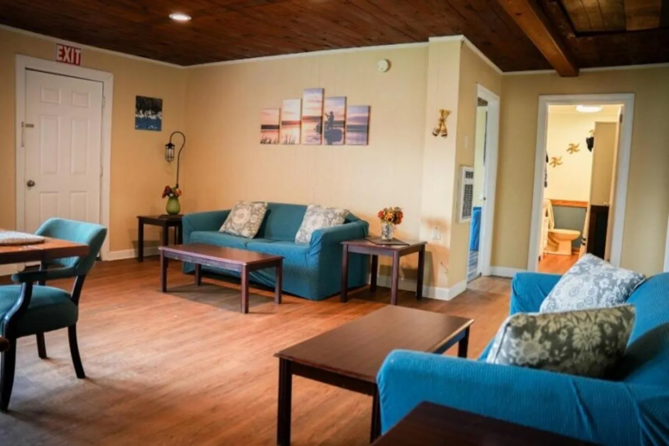 Living room in Bells Marina & Fishing Resort - Santee Lake Marion by I95 - Family Adventure, Pets on Request!