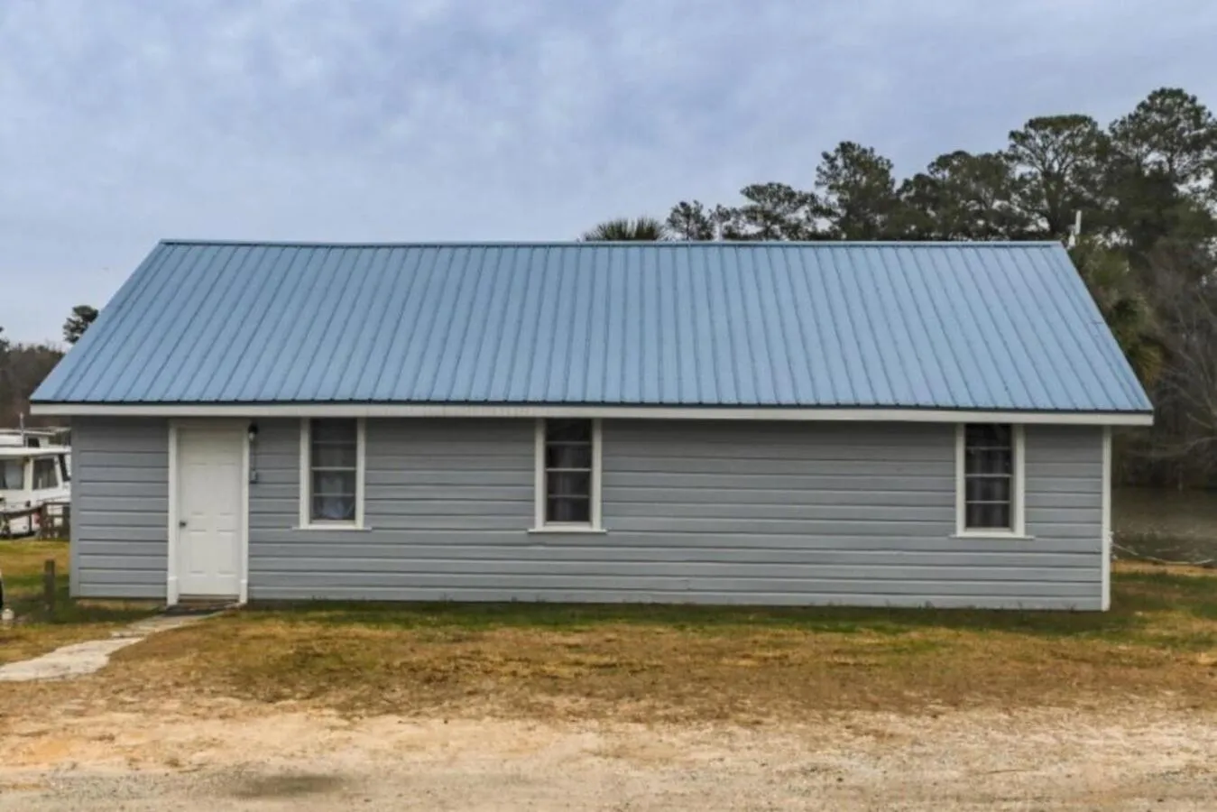 Property building in Bells Marina & Fishing Resort - Santee Lake Marion by I95 - Family Adventure, Pets on Request!