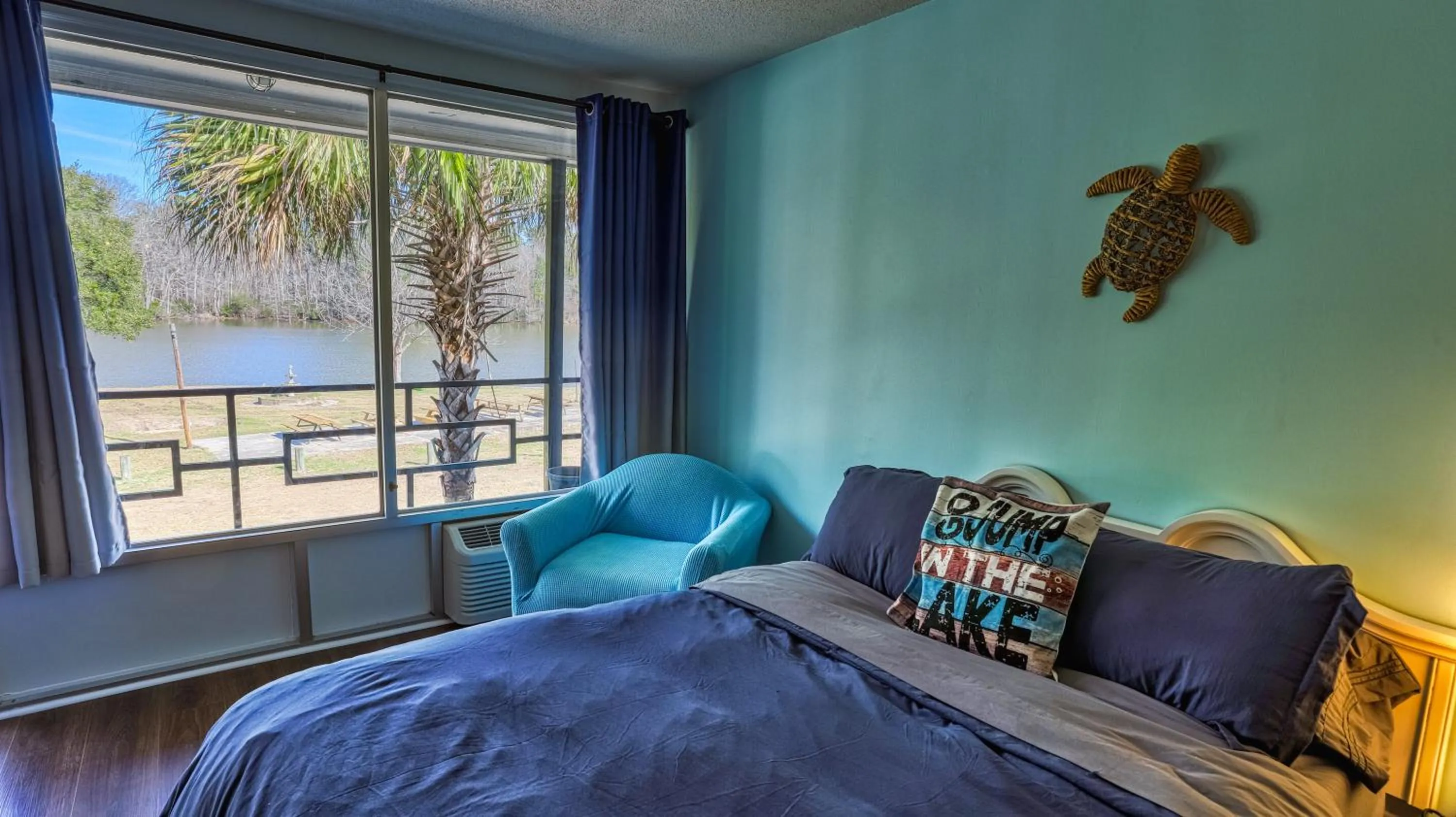 Bed in Bells Marina & Fishing Resort - Santee Lake Marion by I95 - Family Adventure, Pets on Request!