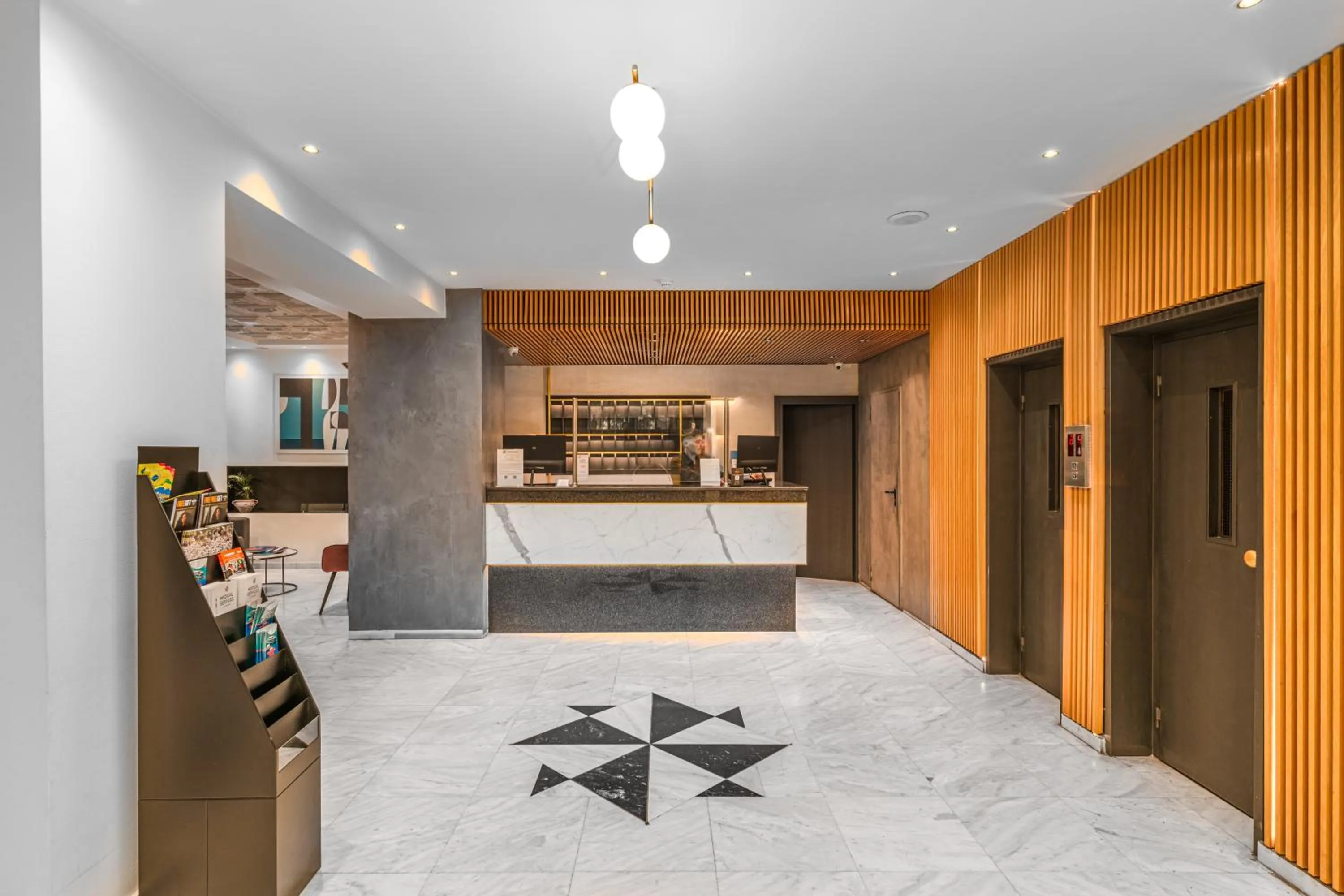 Property building, Bed in Parnon Hotel