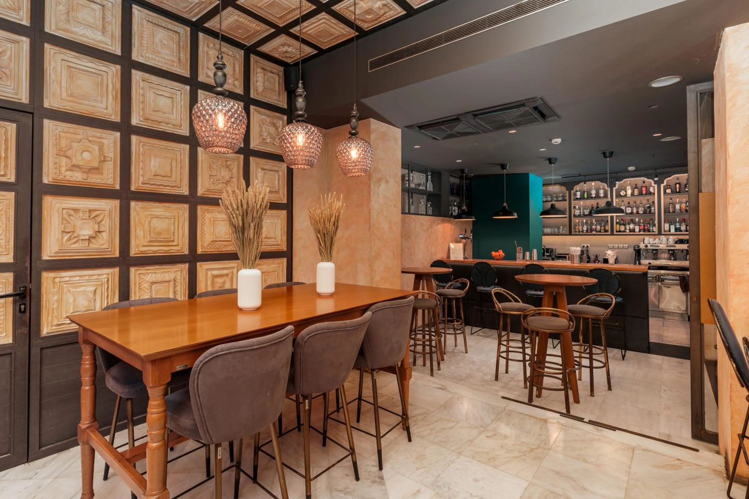 Restaurant/places to eat in Parnon Hotel