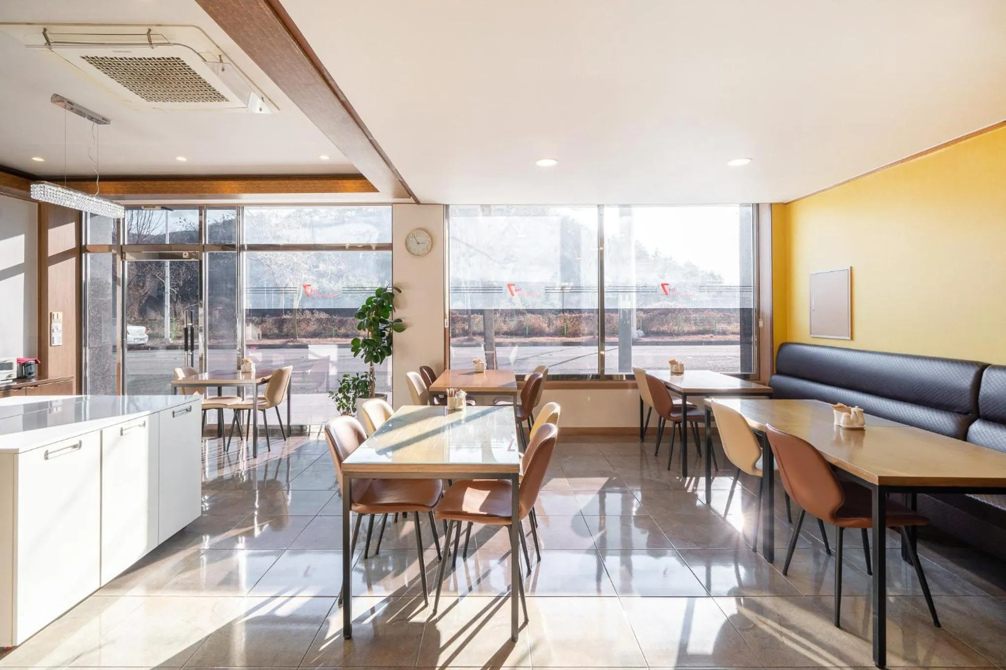 Restaurant/places to eat in The 7 Business Hotel