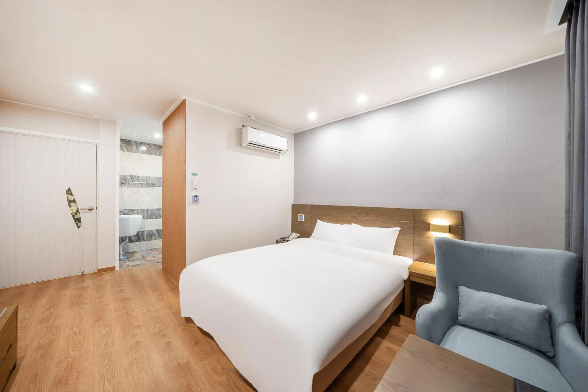 Decorative detail, Bed in The 7 Business Hotel