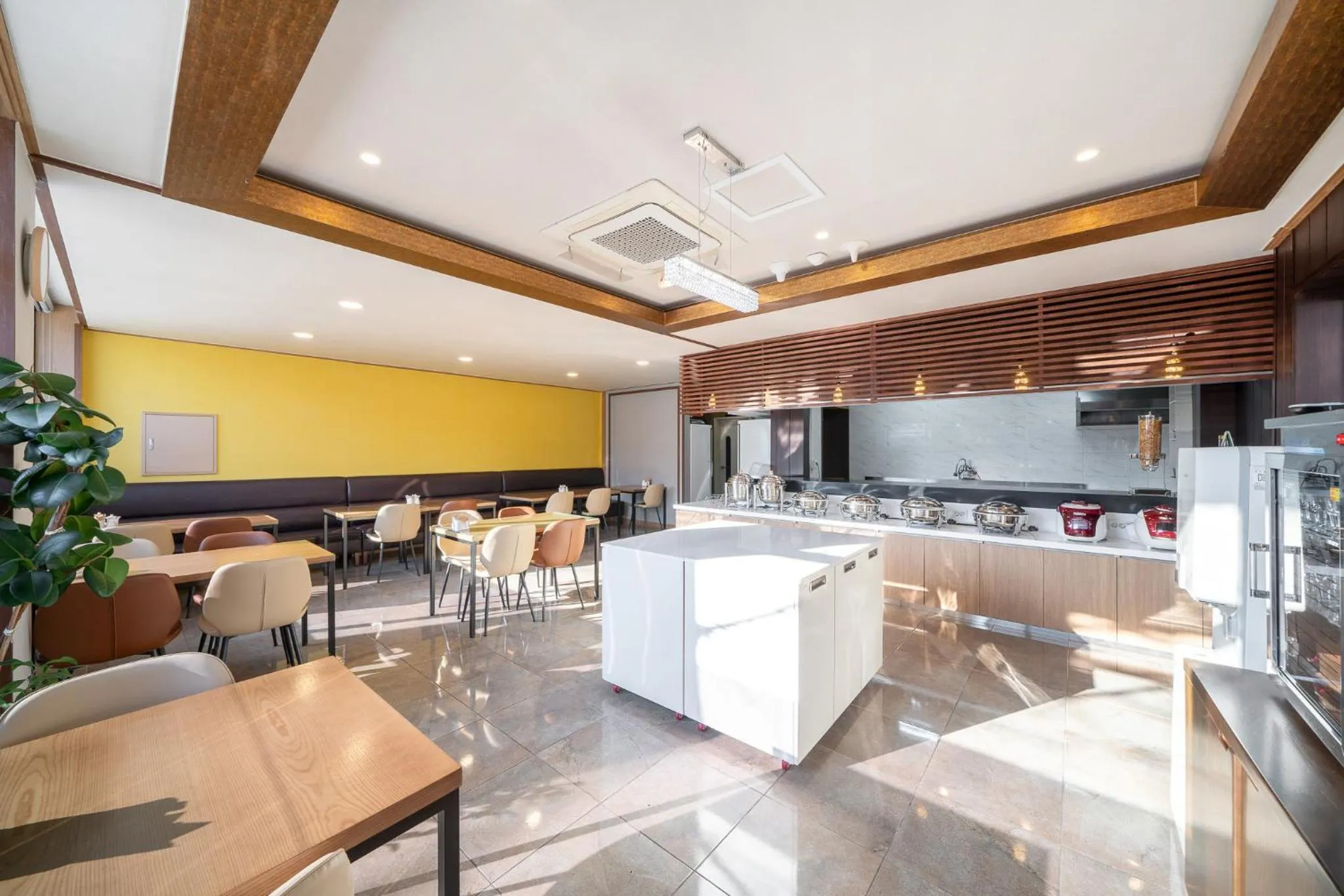 Restaurant/places to eat in The 7 Business Hotel