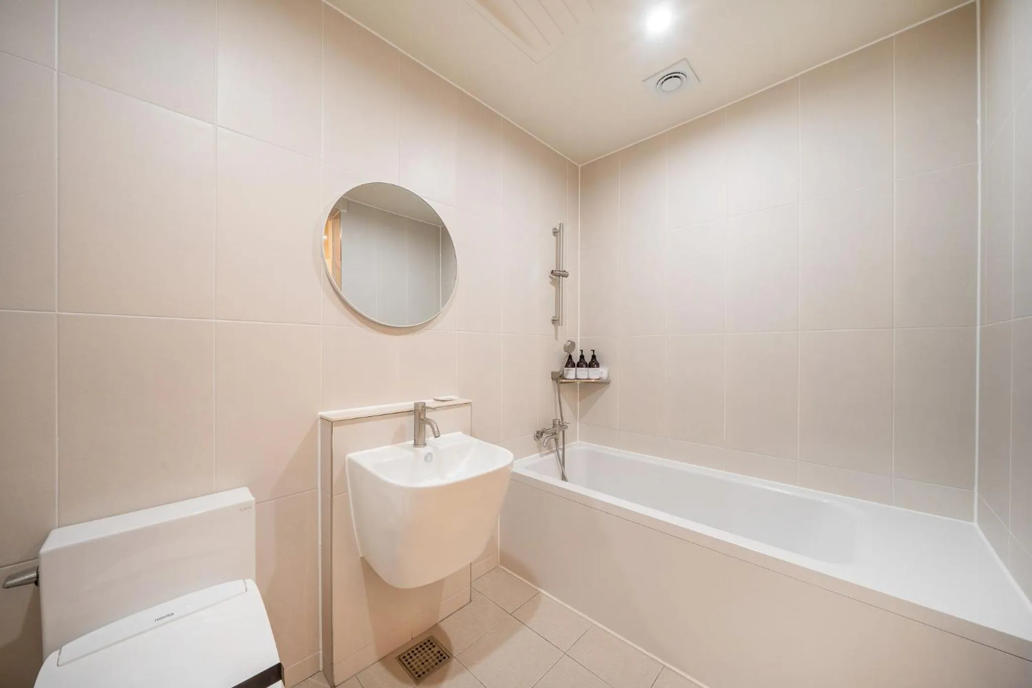 Toilet in The 7 Business Hotel