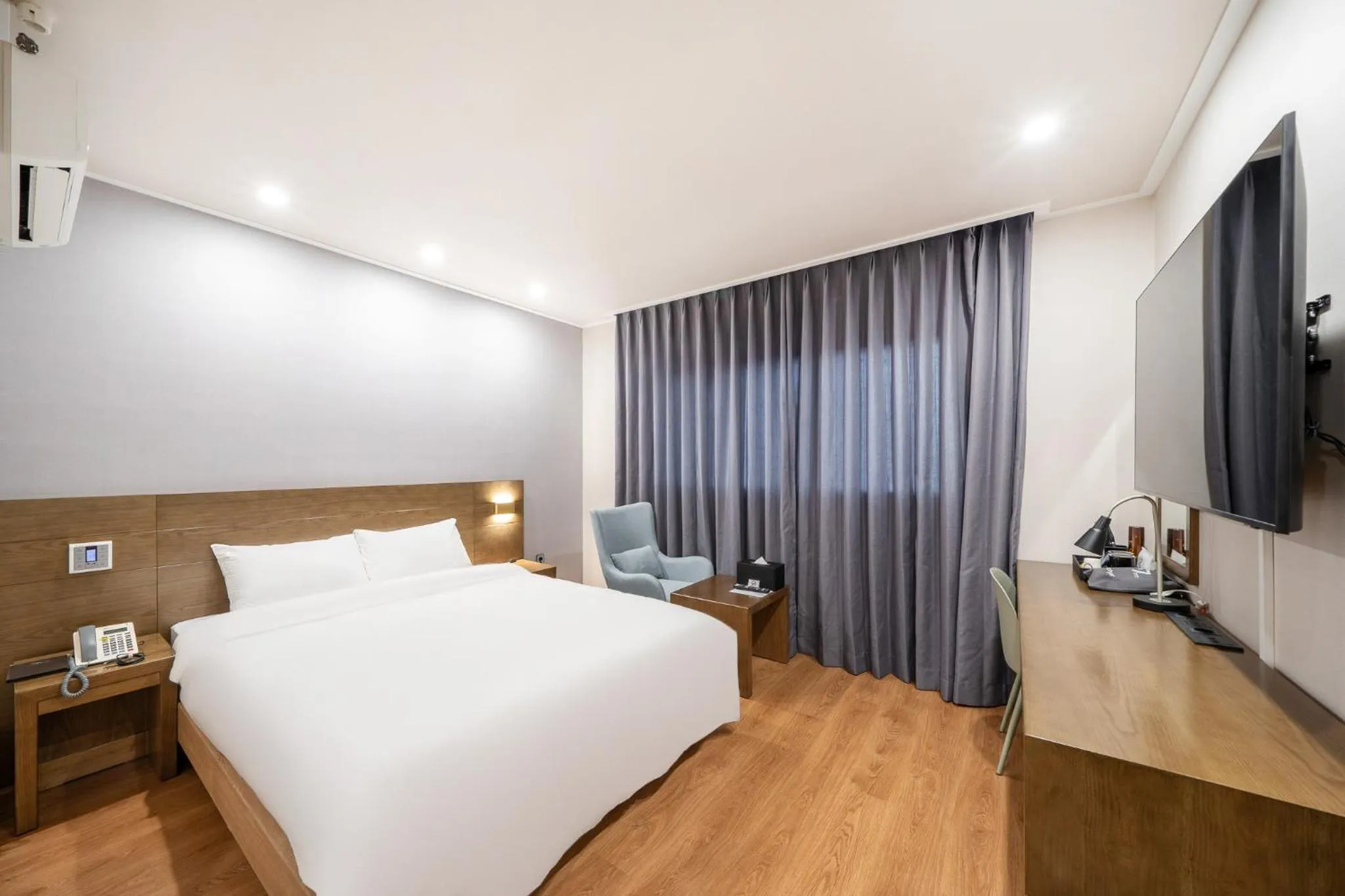 Photo of the whole room, Bed in The 7 Business Hotel