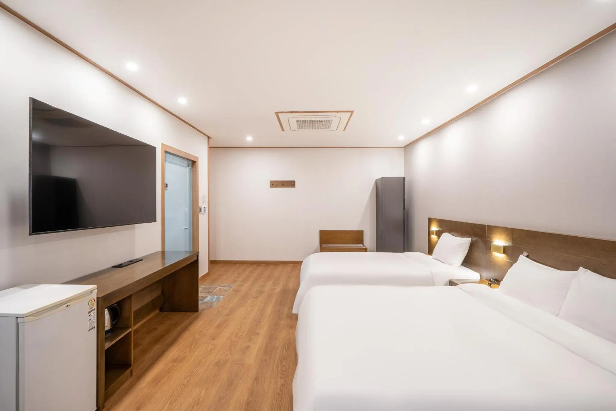 Photo of the whole room, Bed in The 7 Business Hotel