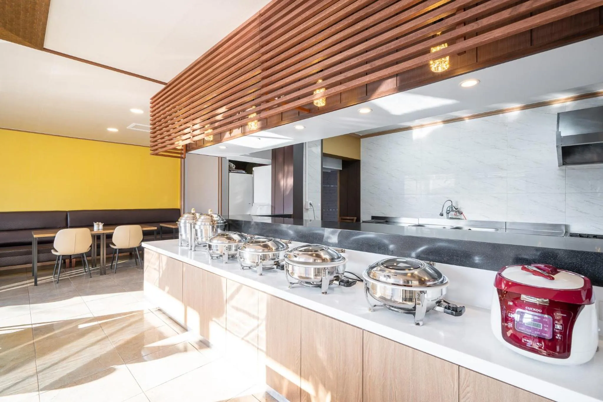 Restaurant/places to eat in The 7 Business Hotel