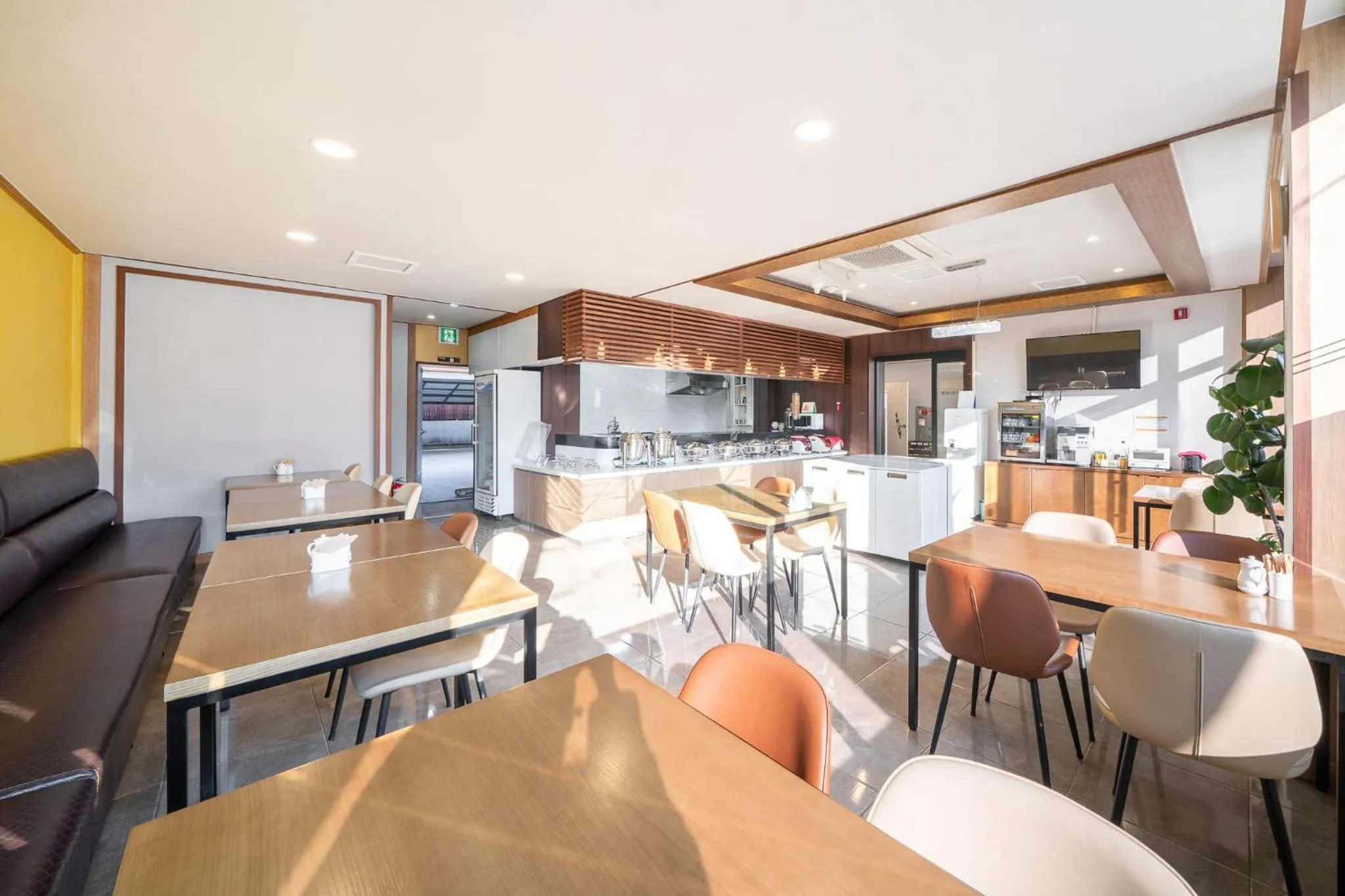 Restaurant/places to eat in The 7 Business Hotel