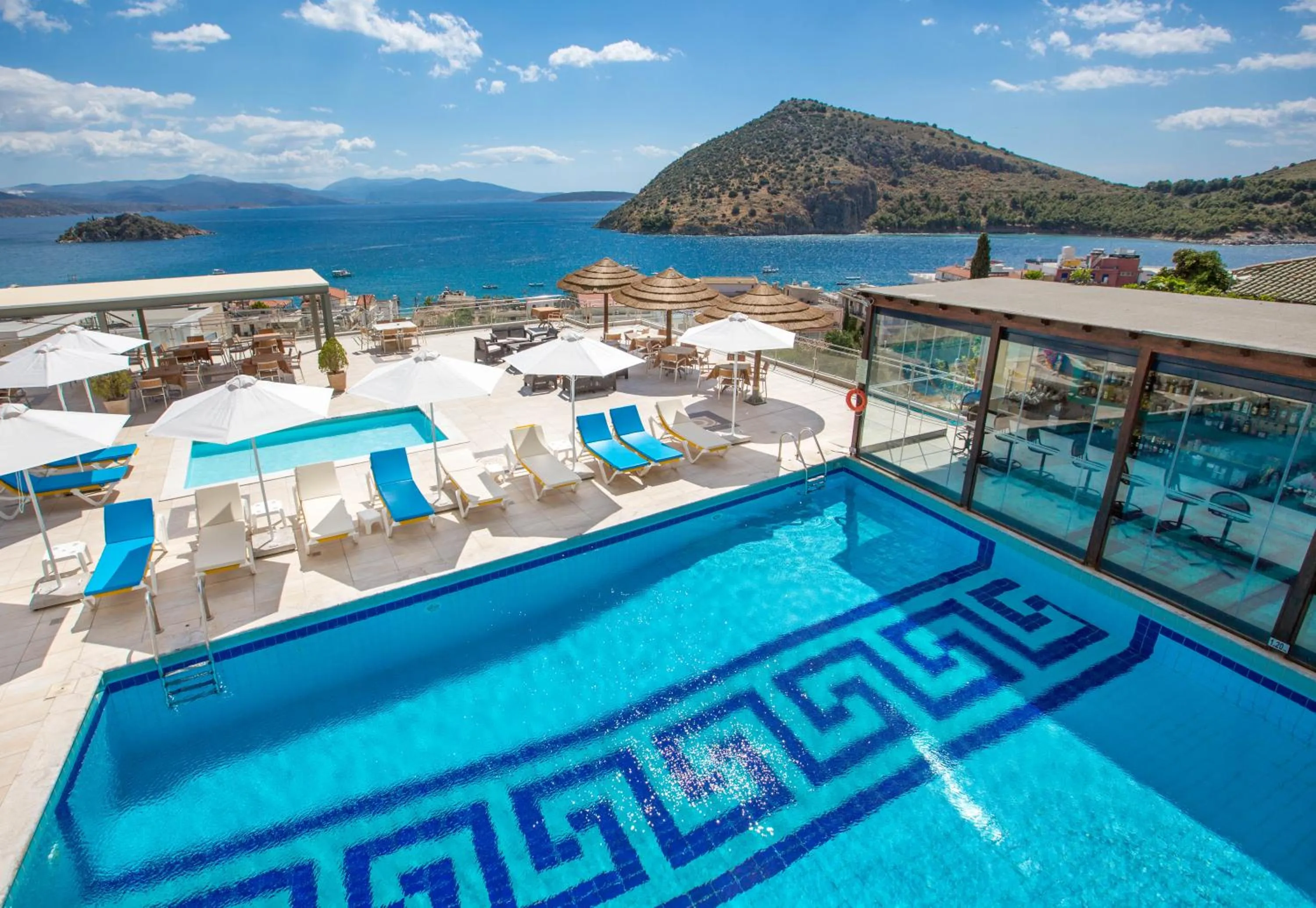 Pool view in JOHN & GEORGE