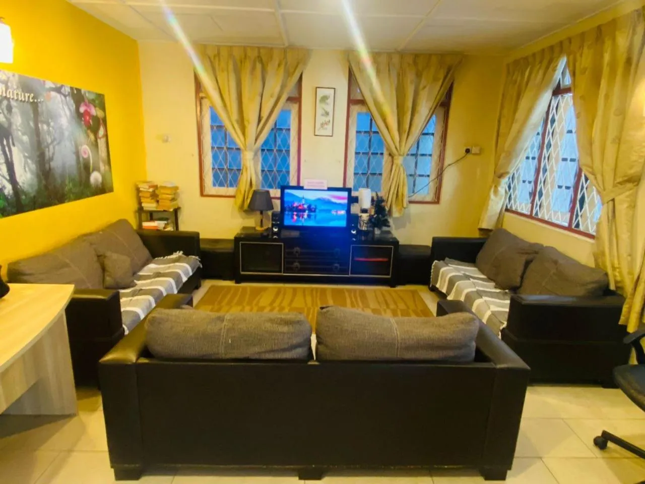 Communal lounge/ TV room in Vintage Guesthouse