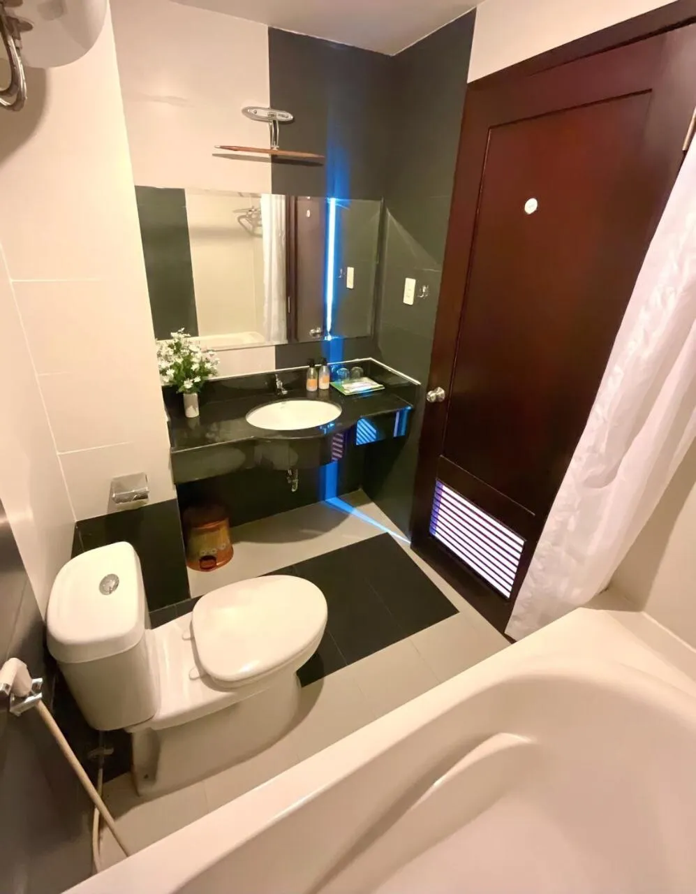 Toilet in Việt Nam Hotel