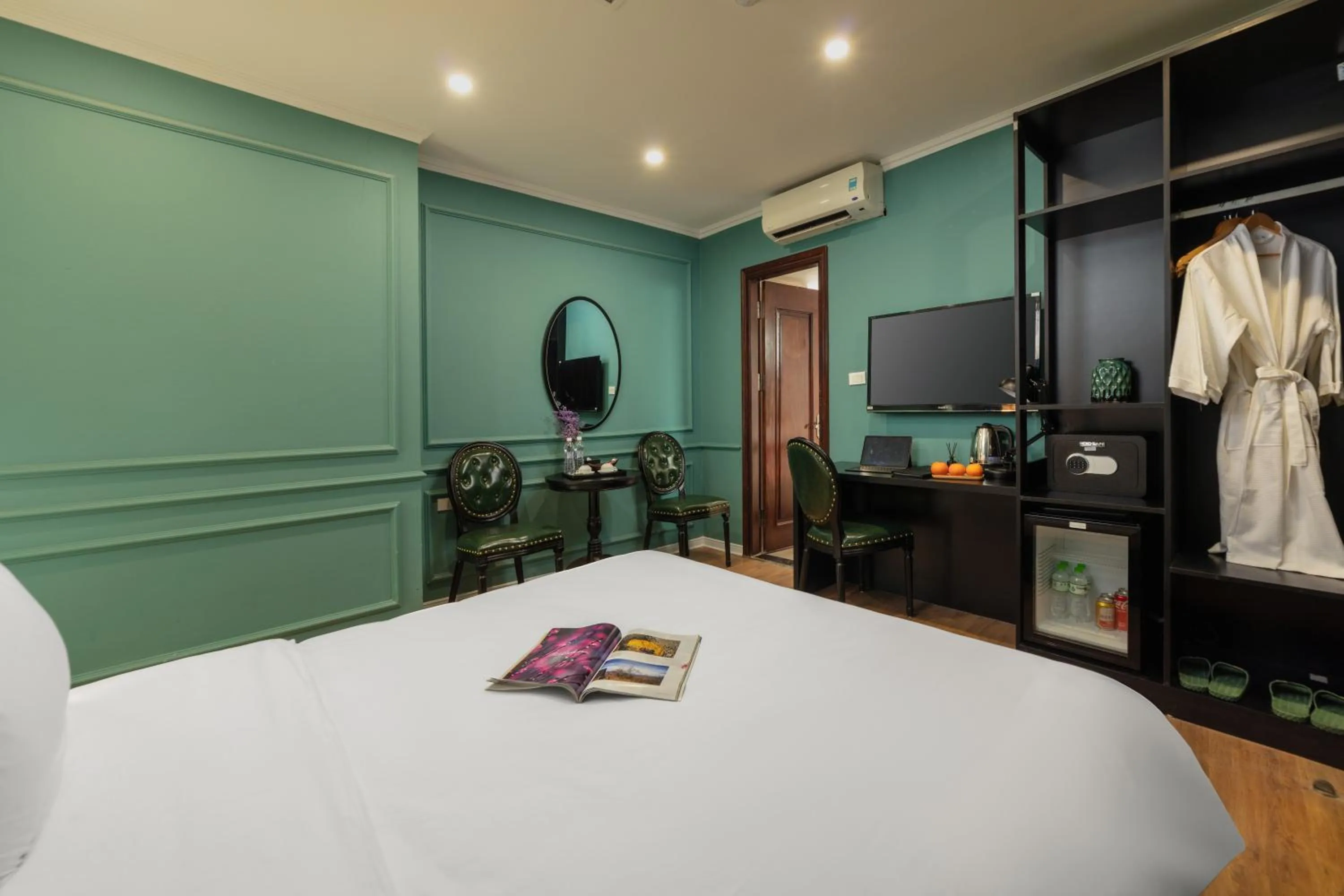 Beach, Bed in Madelise Palace Hotel & Travel