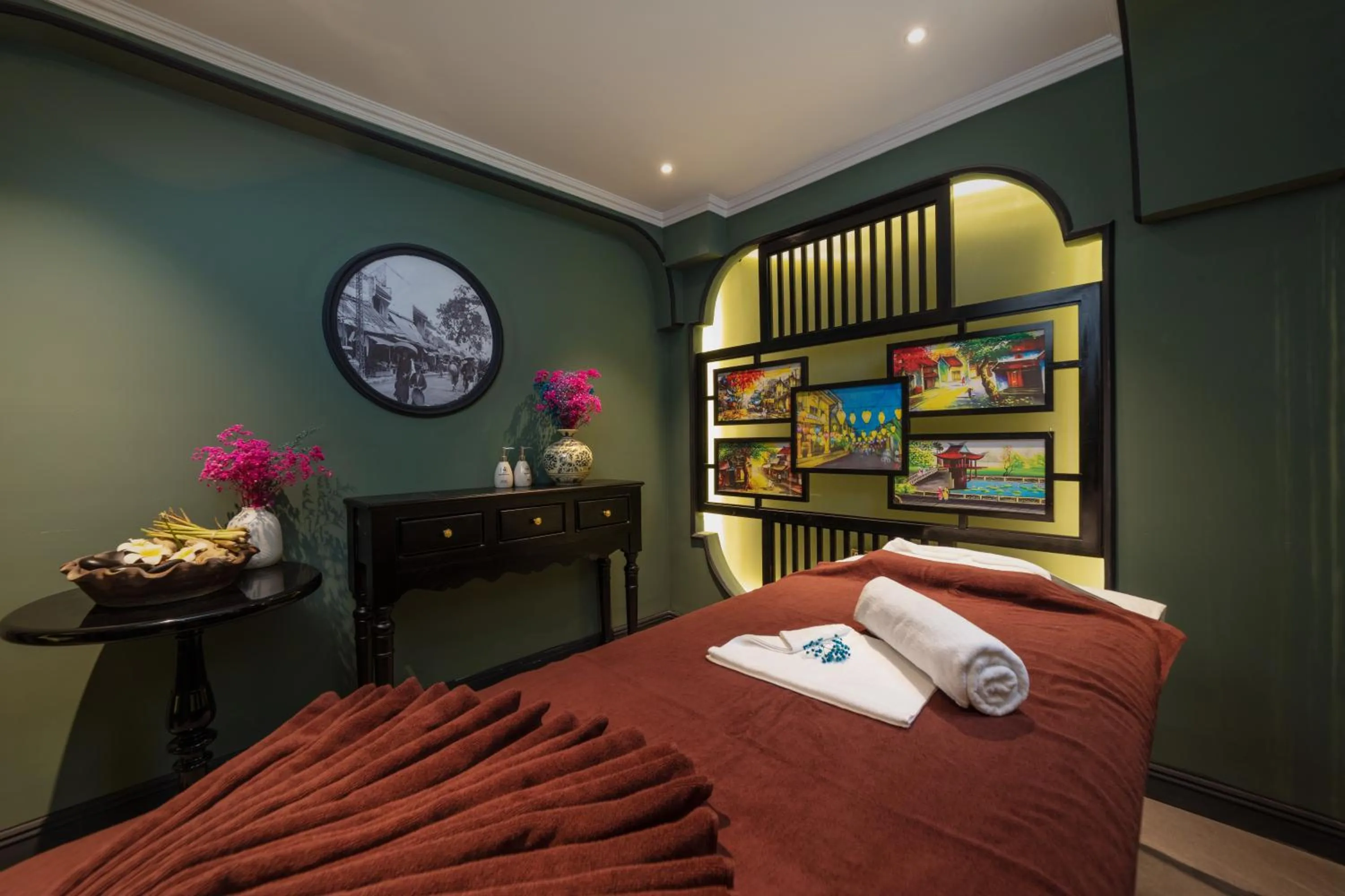 Property building, Bed in Madelise Palace Hotel & Travel