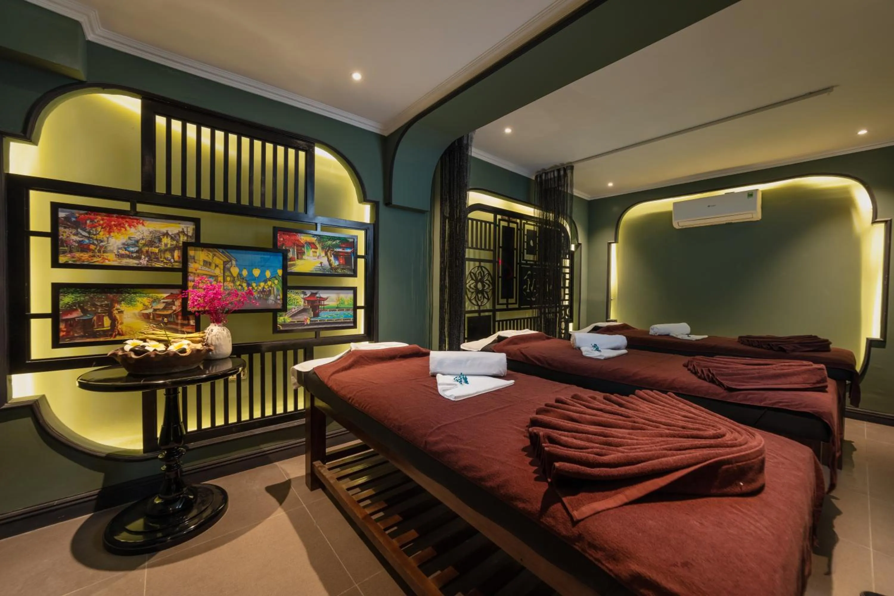 Property building, Bed in Madelise Palace Hotel & Travel