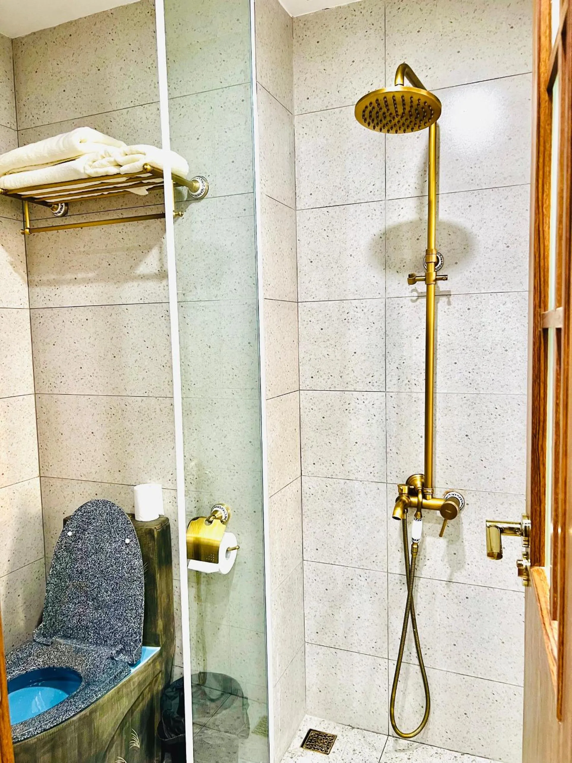 Shower in Rova Hotel Phú Quốc
