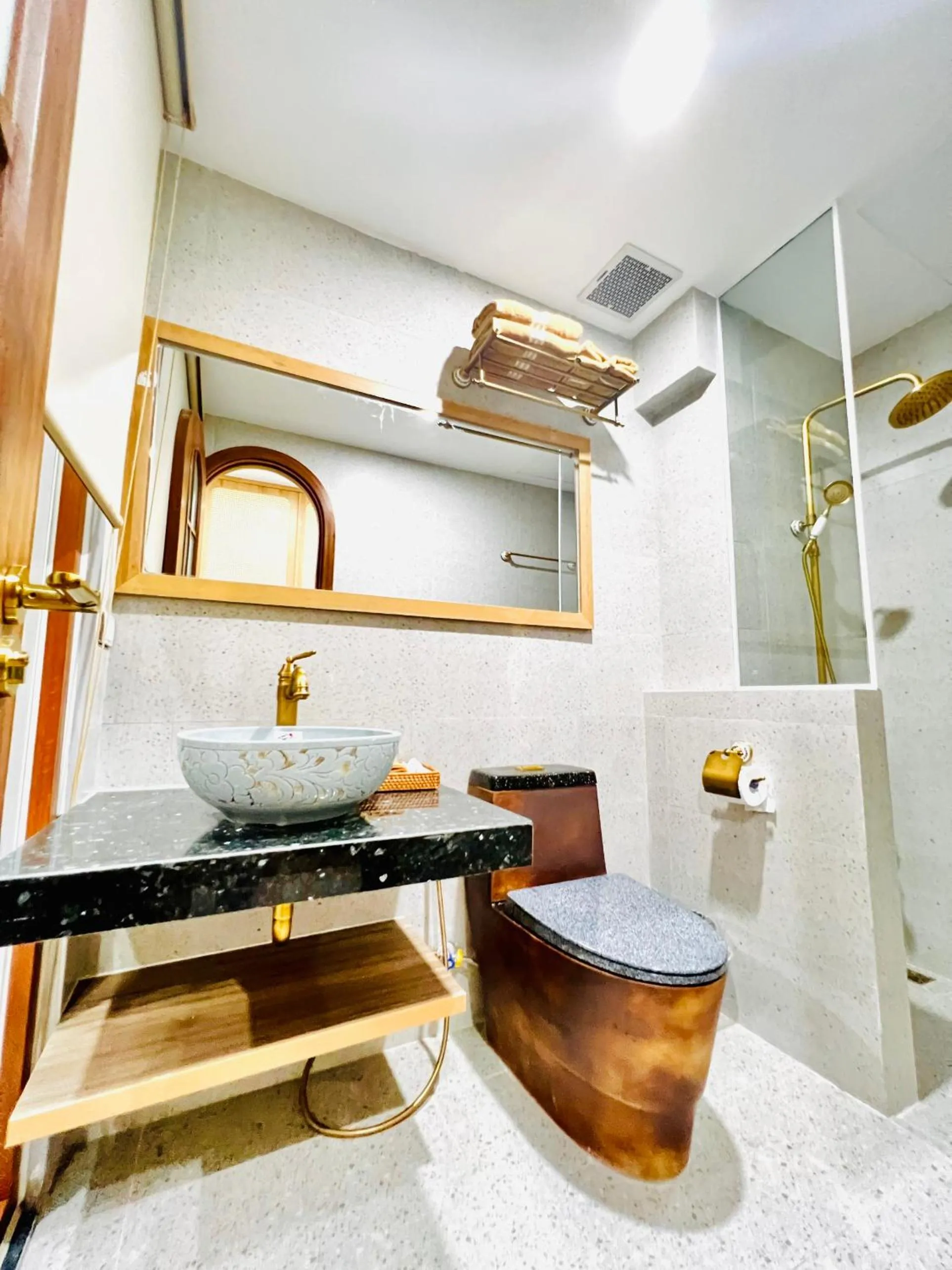 Shower in Rova Hotel Phú Quốc