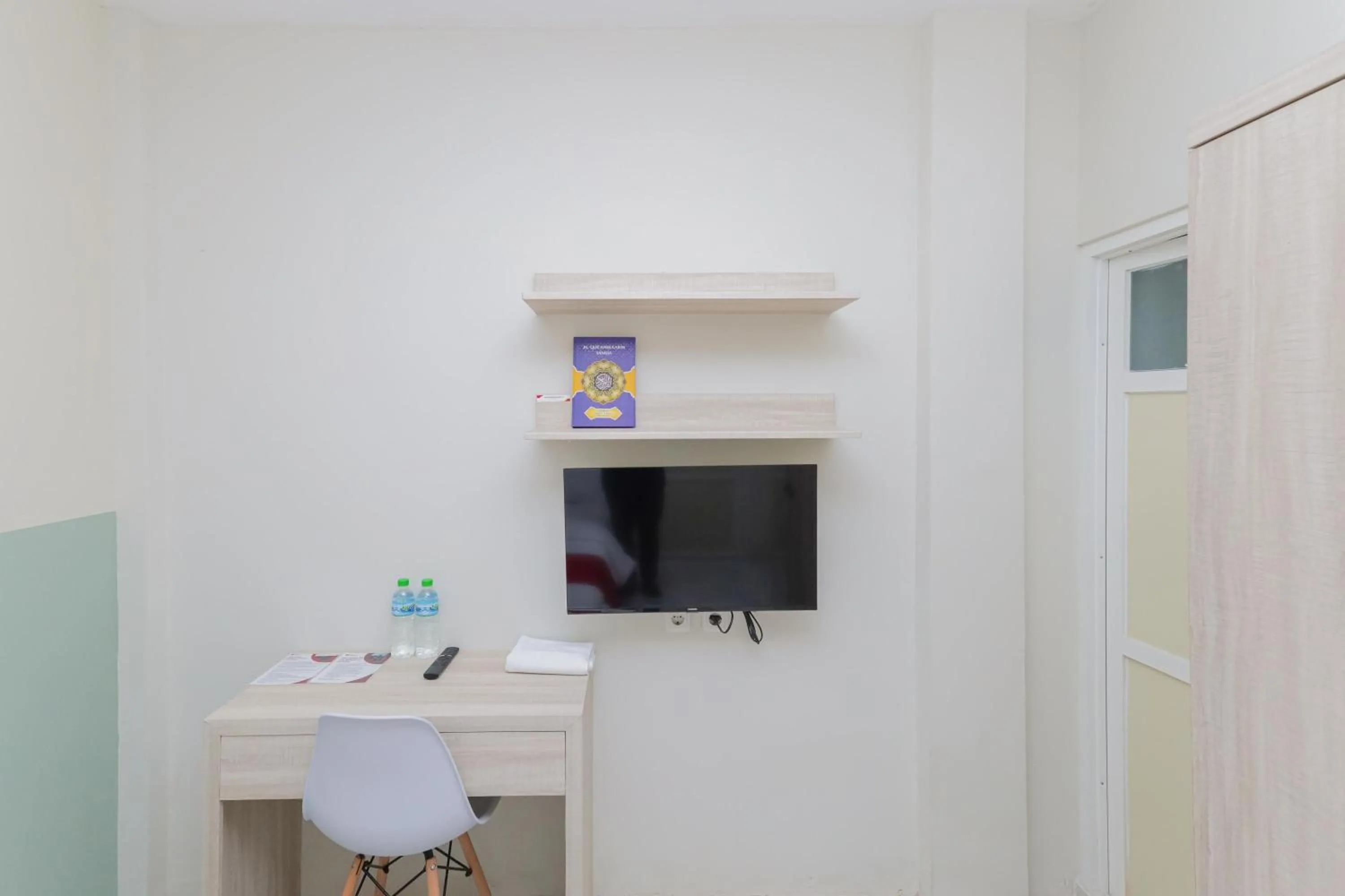 TV and multimedia in RedDoorz Syariah near GOR Bung Karno Nganjuk