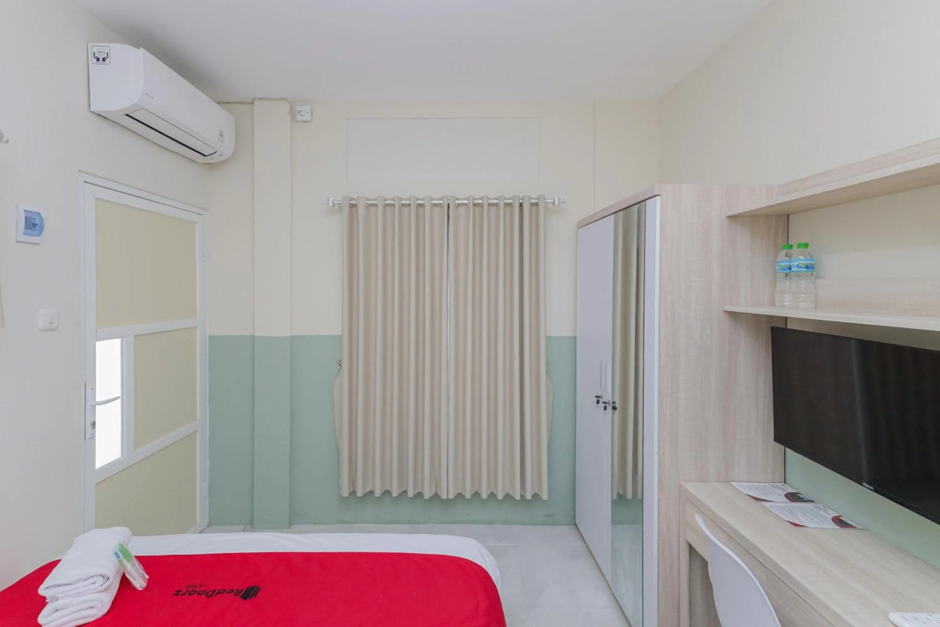 Bedroom, Bed in RedDoorz Syariah near GOR Bung Karno Nganjuk