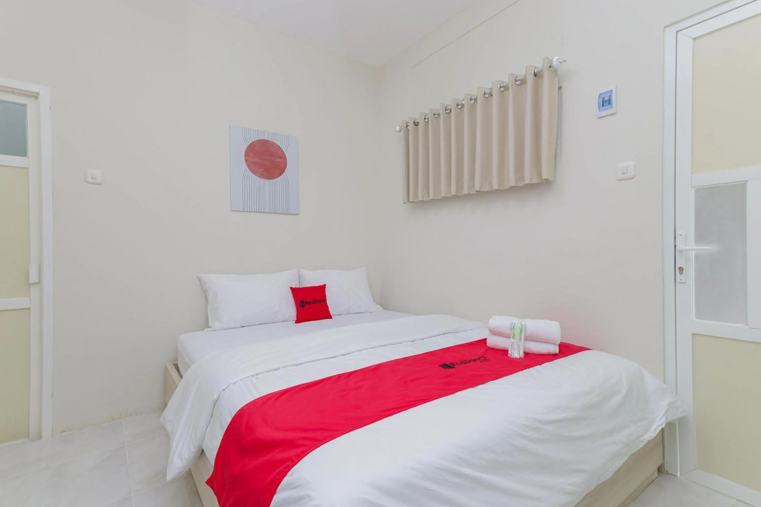 Bedroom, Bed in RedDoorz Syariah near GOR Bung Karno Nganjuk