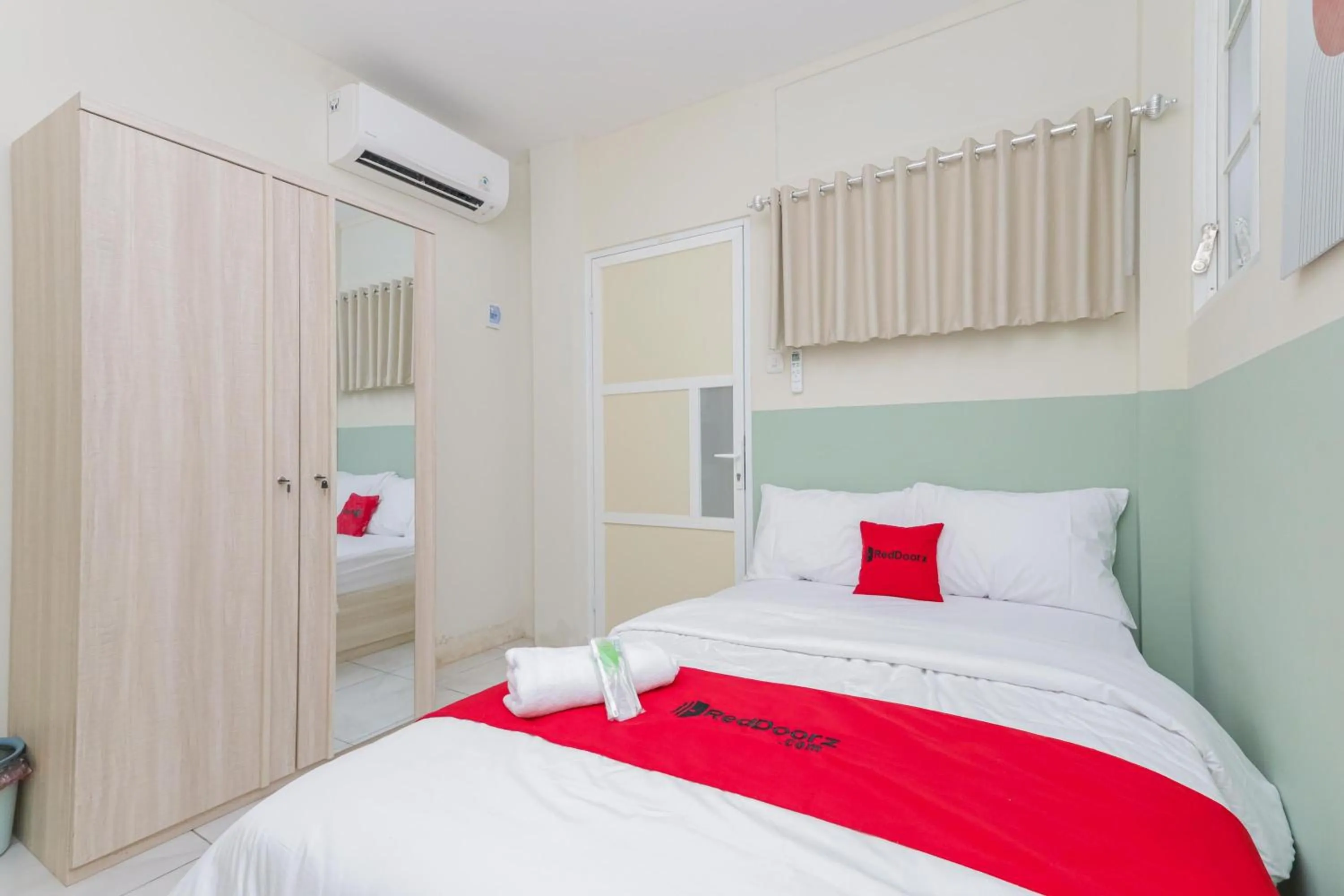 Bedroom, Bed in RedDoorz Syariah near GOR Bung Karno Nganjuk