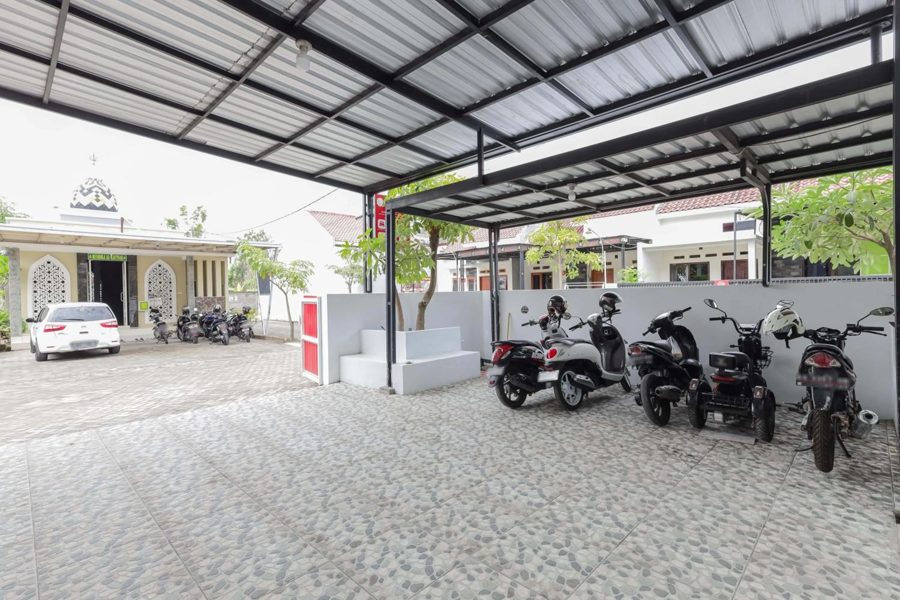 Parking in RedDoorz Syariah near GOR Bung Karno Nganjuk