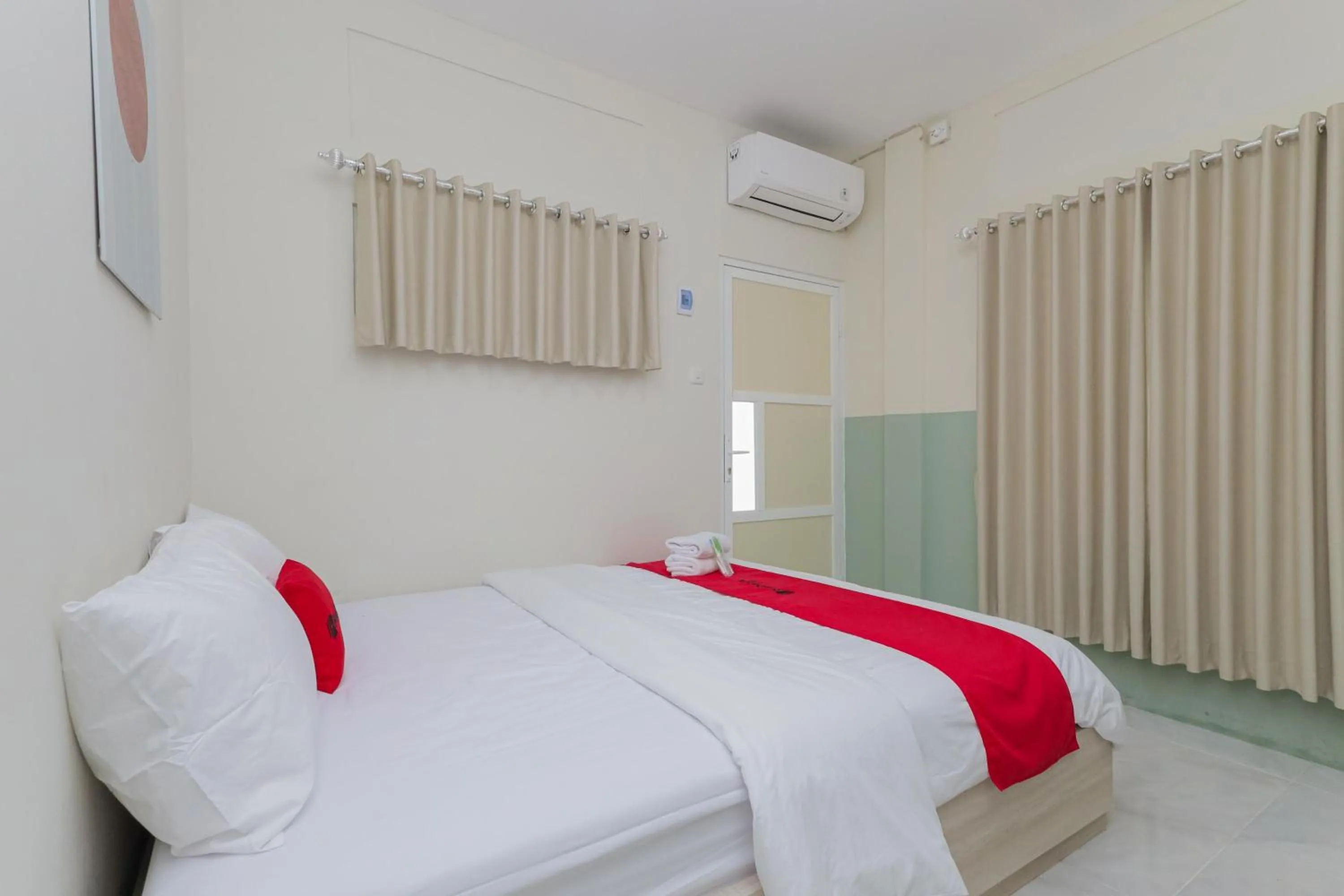 Bedroom, Bed in RedDoorz Syariah near GOR Bung Karno Nganjuk