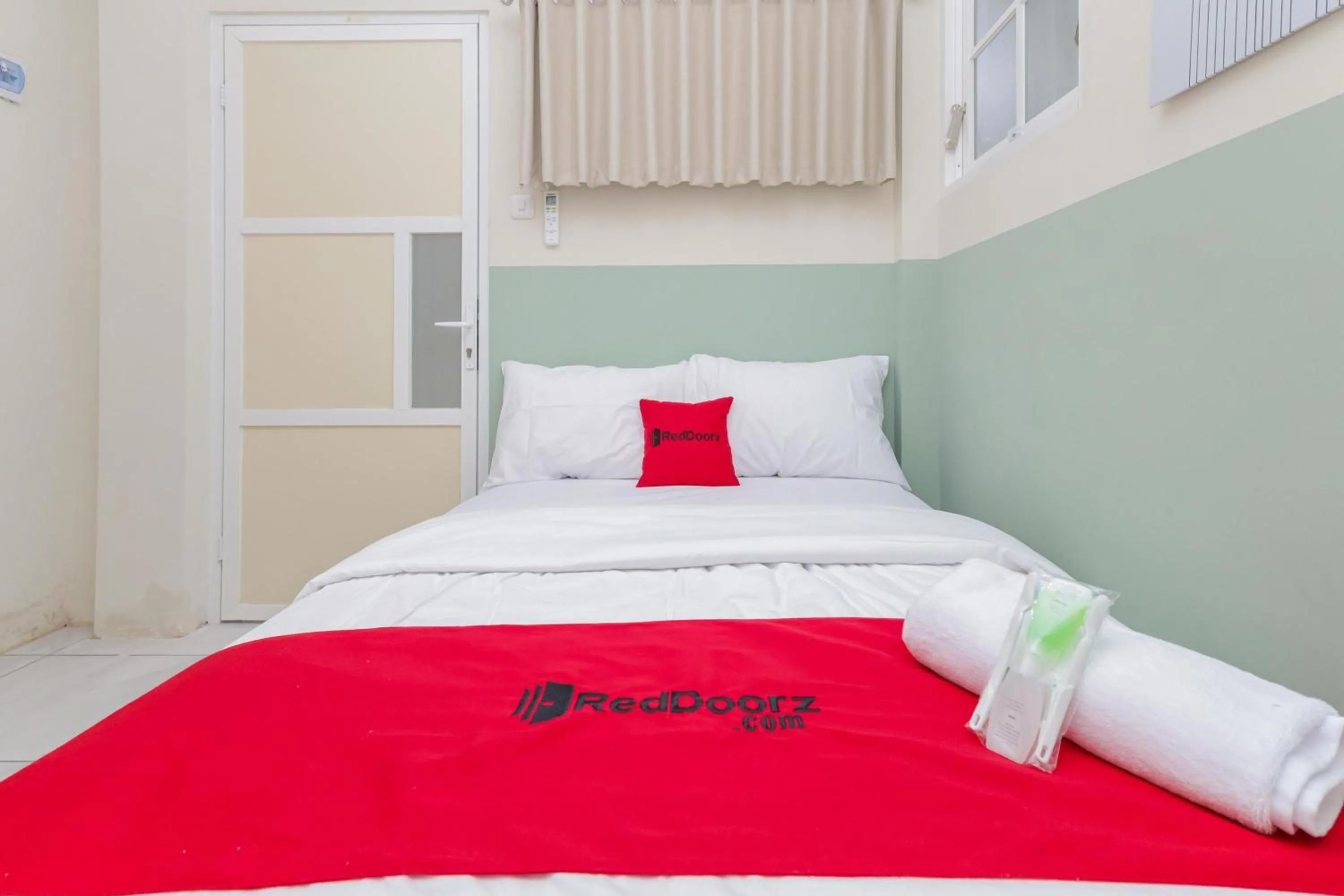 Bedroom, Bed in RedDoorz Syariah near GOR Bung Karno Nganjuk