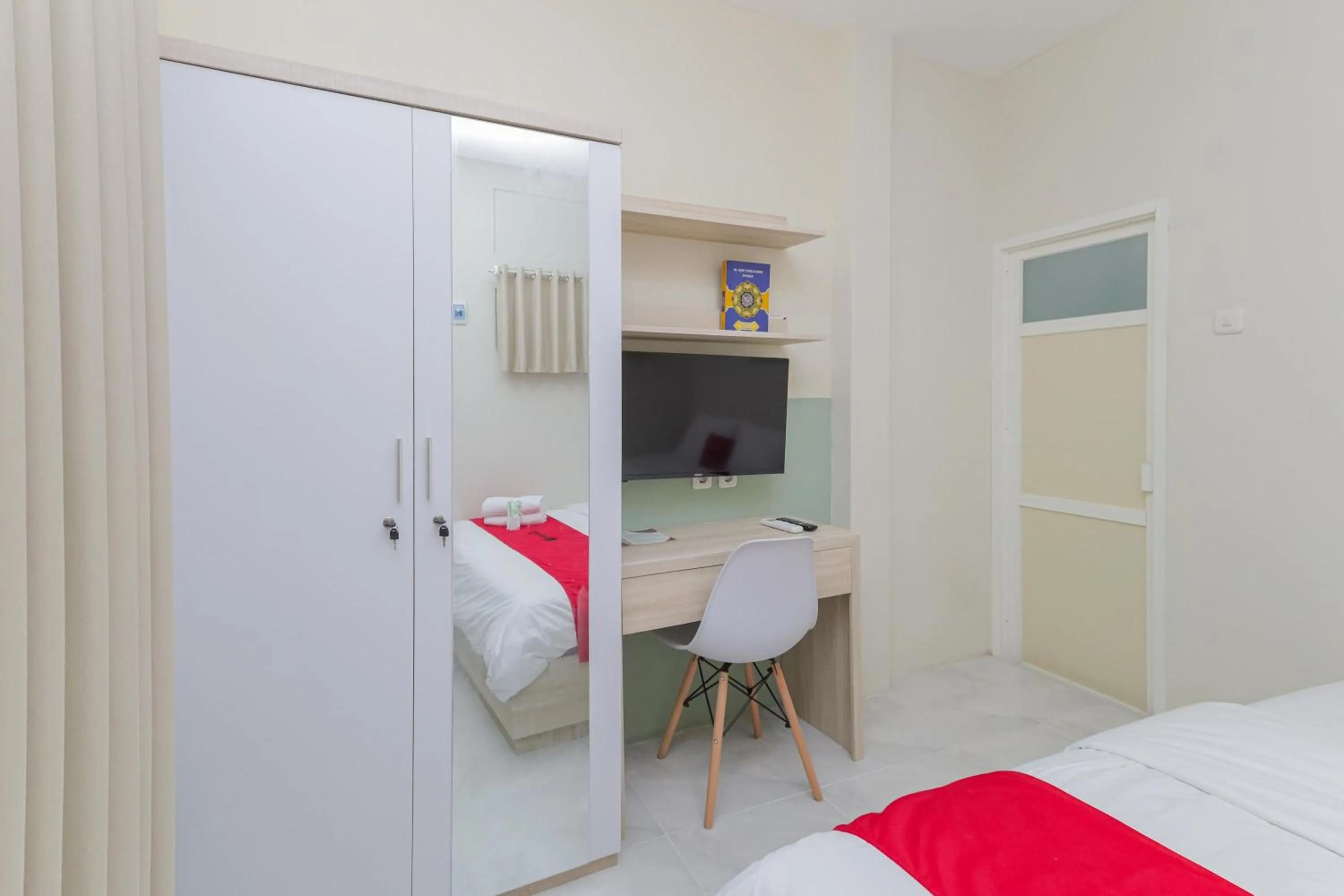 Bedroom, Bed in RedDoorz Syariah near GOR Bung Karno Nganjuk