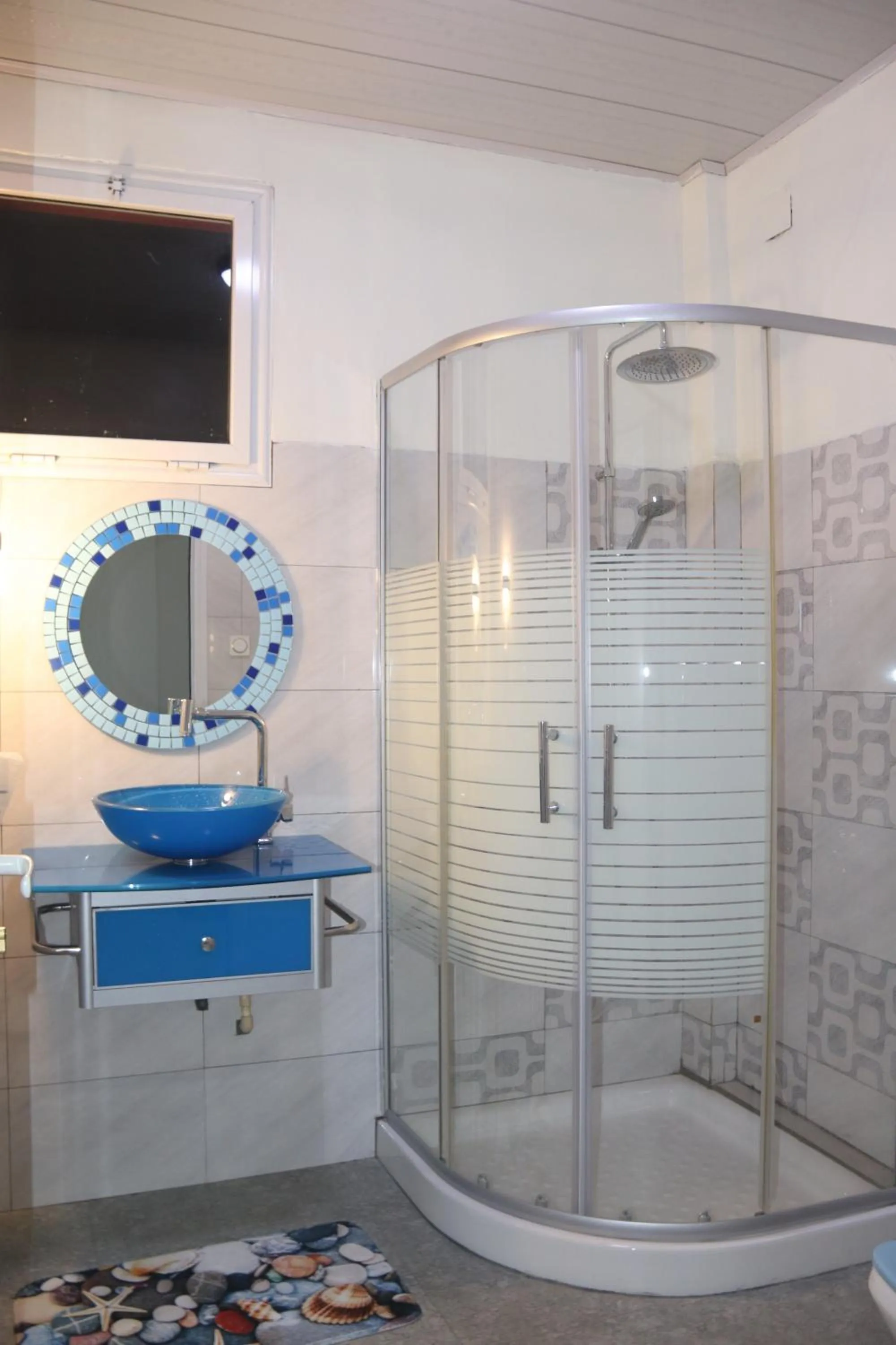 Shower in Hary's Aparthotel